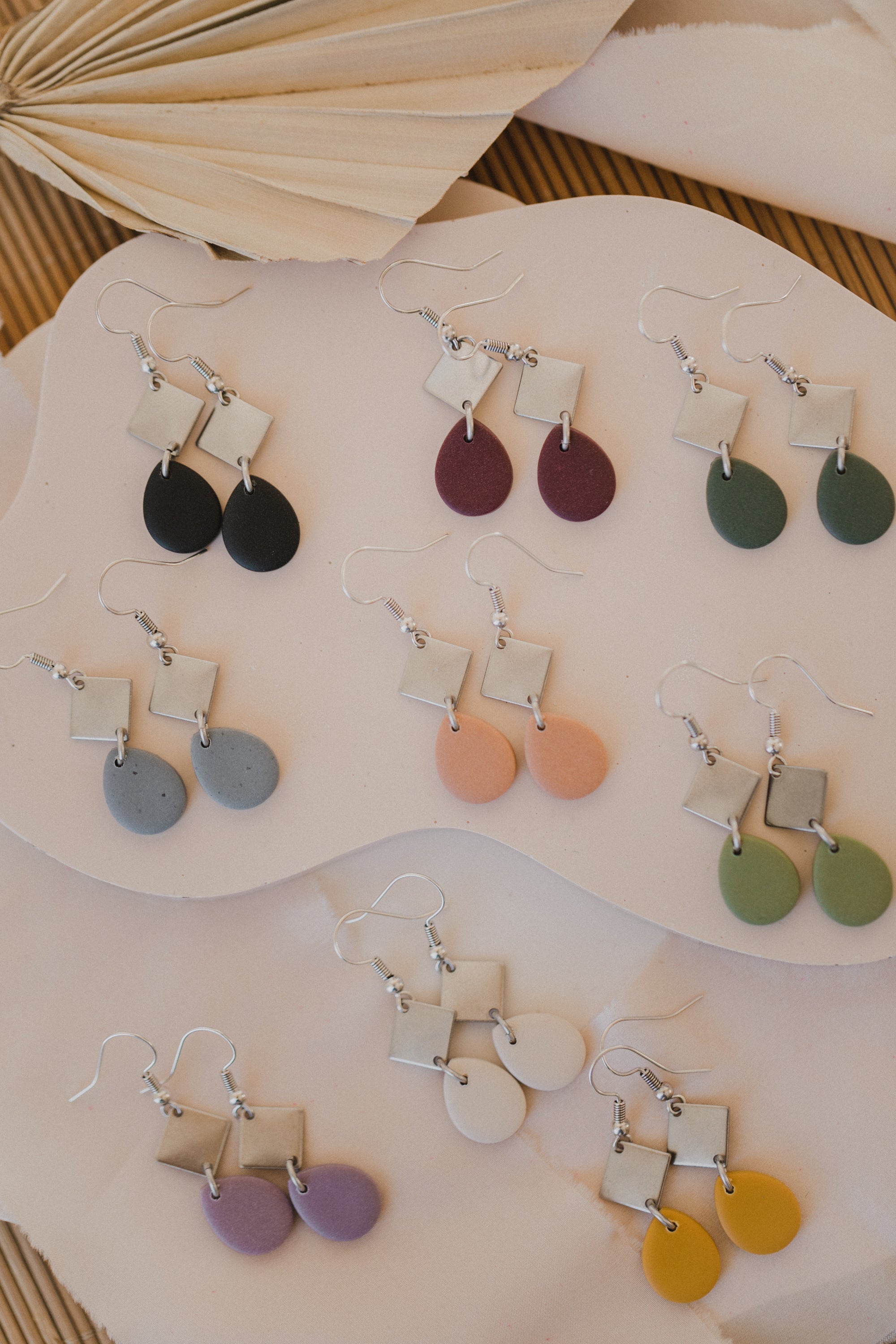 NOLA - kleine Tropfen Ohrringe aus Polymer Ton und silbernem Anhänger