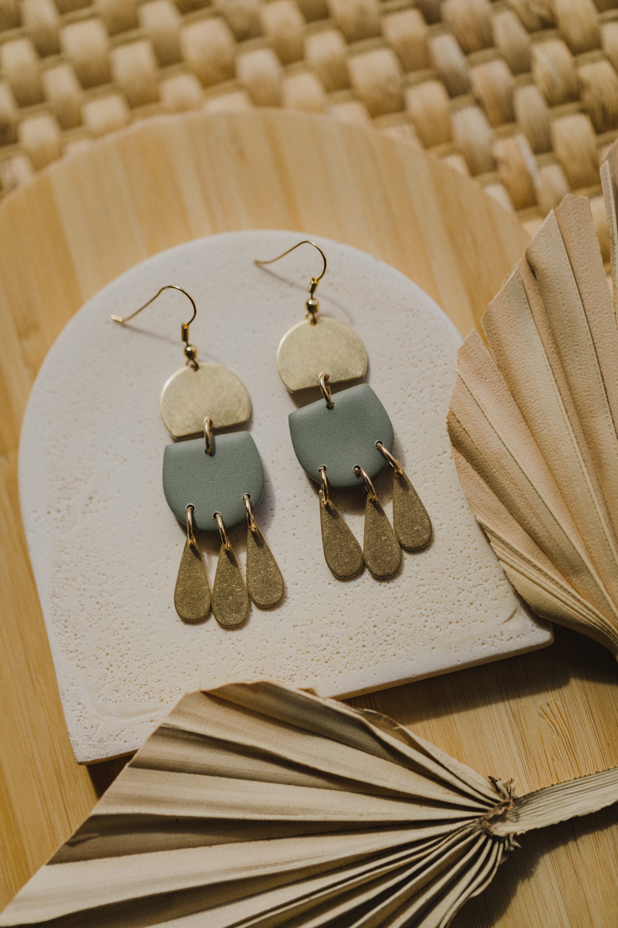 SANSA - eukalyptus grüne Polymer Ton Ohrringe im Boho Look