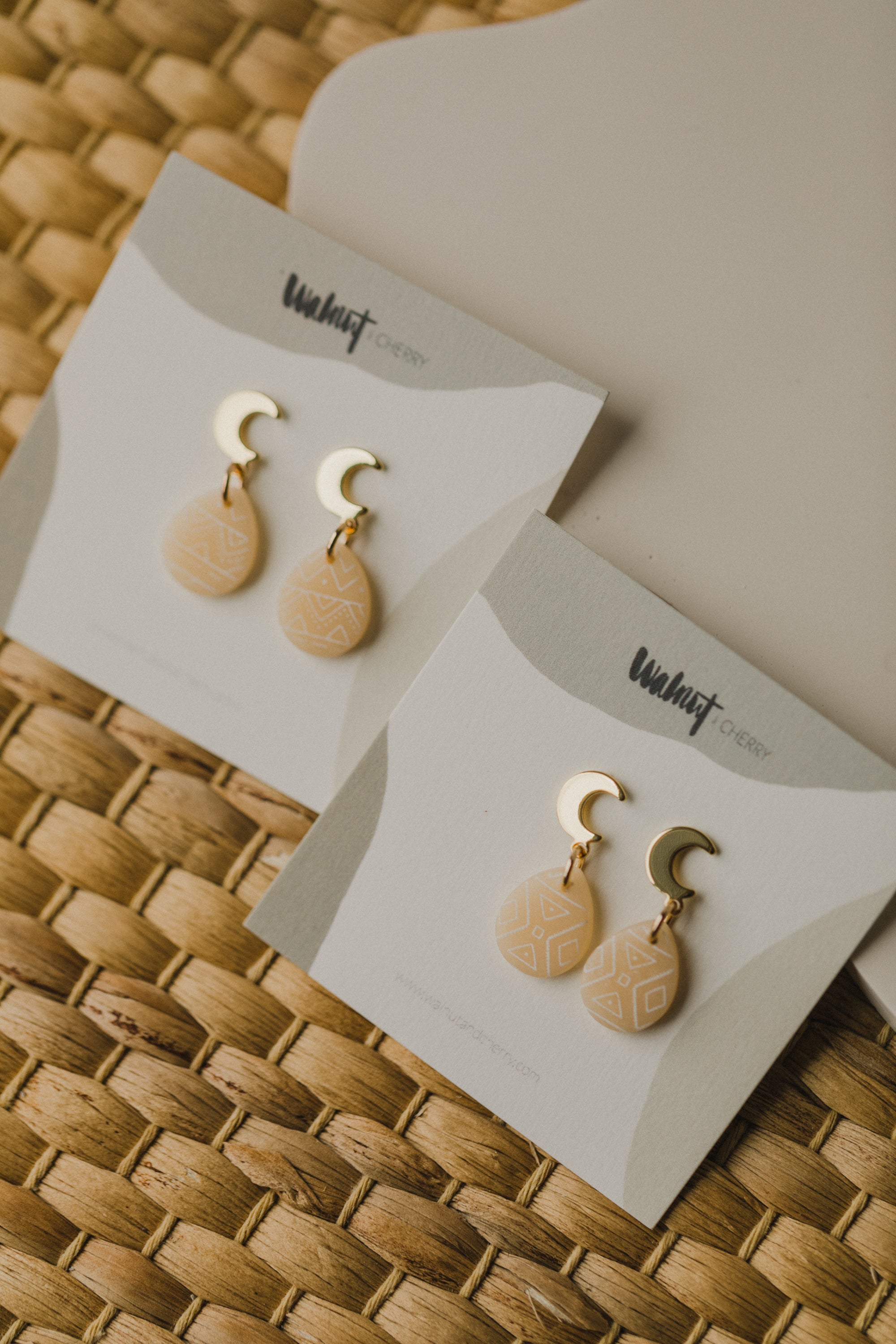 beige Polymer Ton Ohrringe mit Mond Ohrstecker