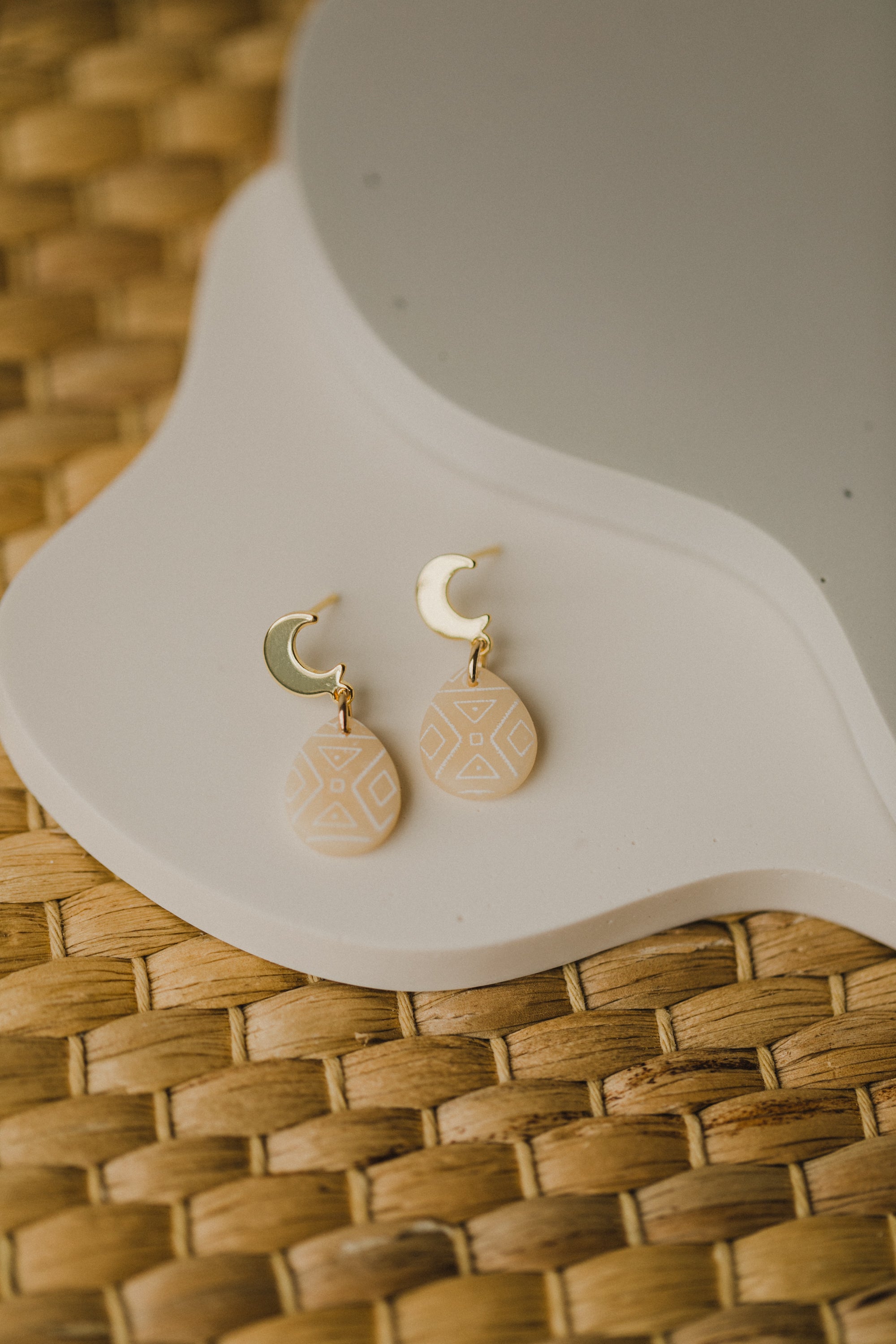 beige Polymer Ton Ohrringe mit Mond Ohrstecker