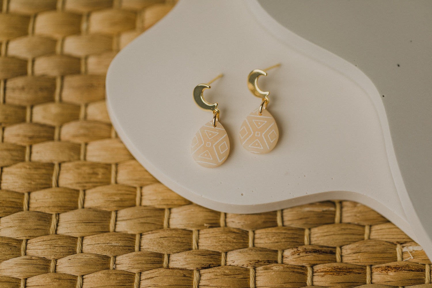 beige Polymer Ton Ohrringe mit Mond Ohrstecker