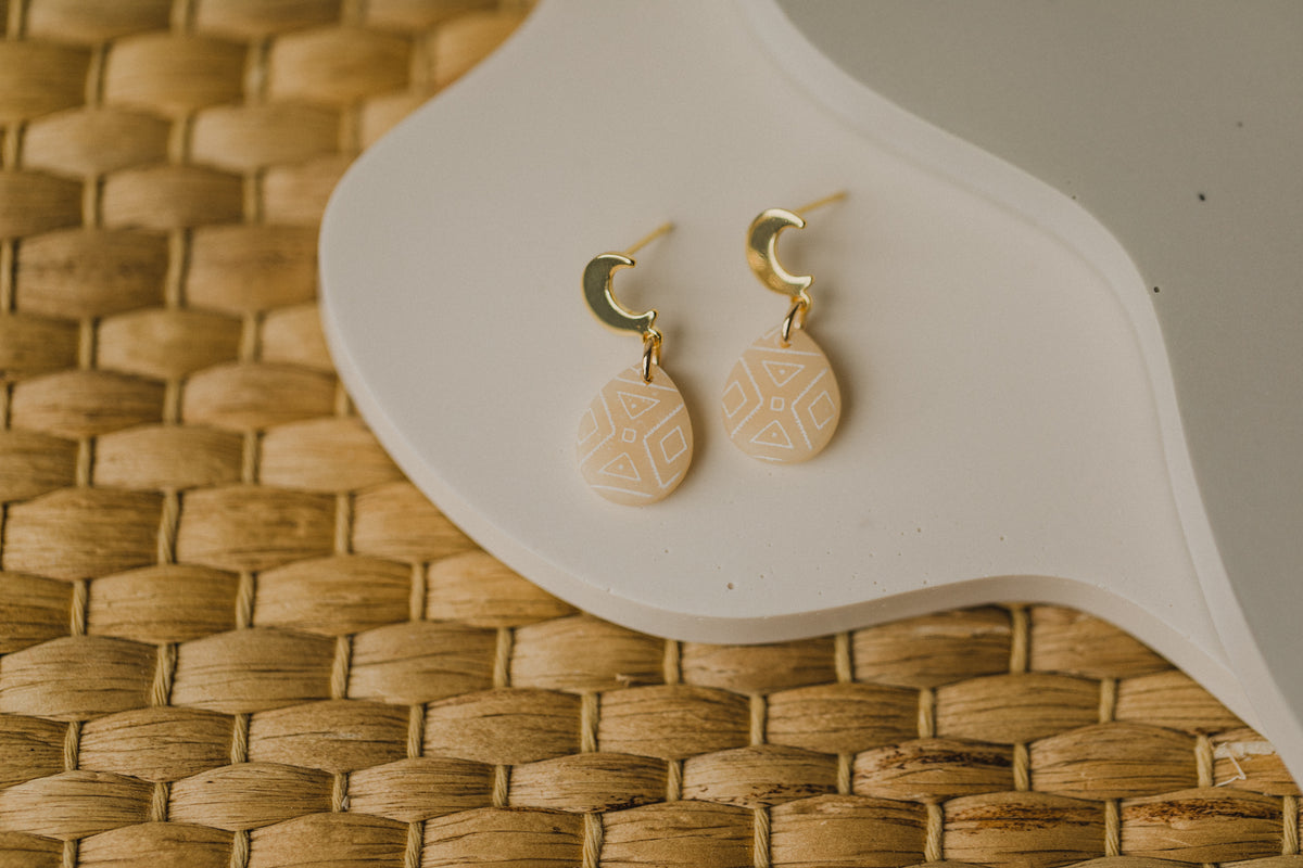 beige Polymer Ton Ohrringe mit Mond Ohrstecker