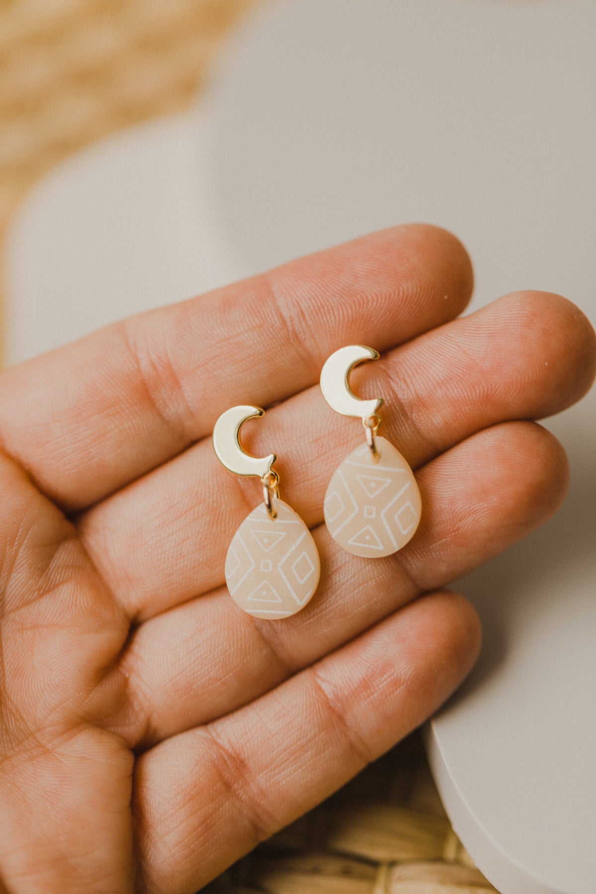 beige Polymer Ton Ohrringe mit Mond Ohrstecker