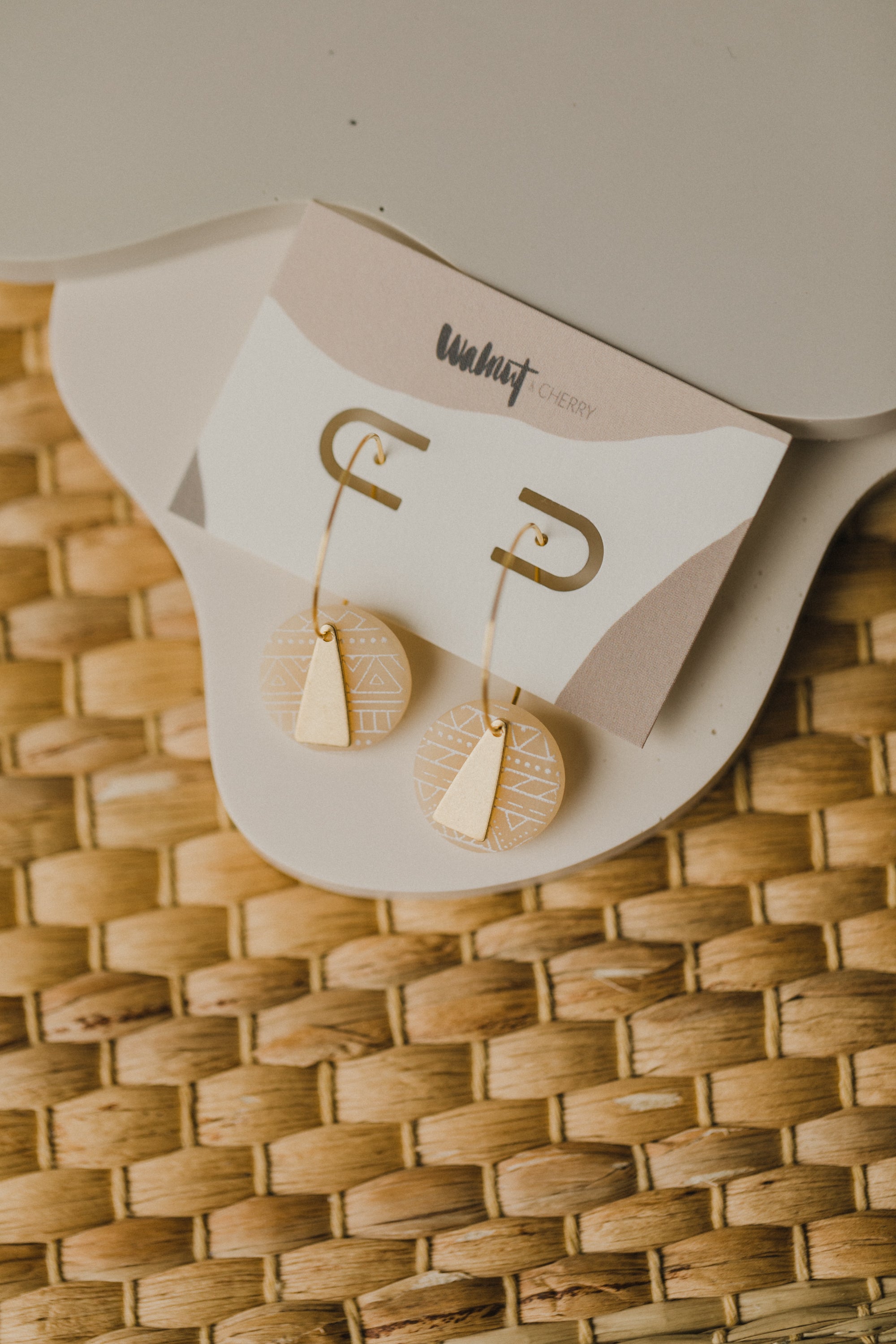 beige Polymer Ton Ohrringe mit weißem Muster