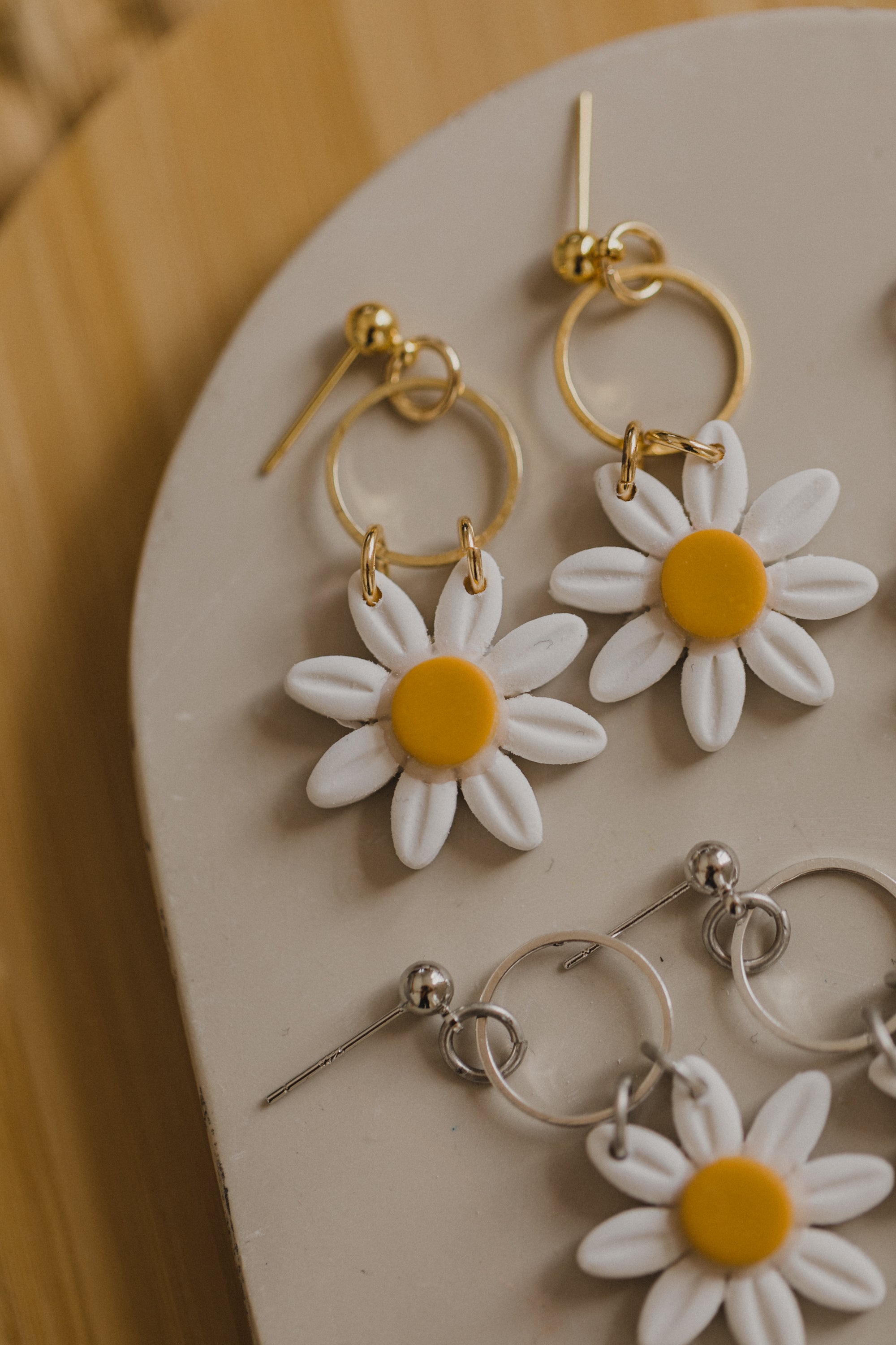 Daisy Ohrringe aus Polymer Ton mit rundem Kreis