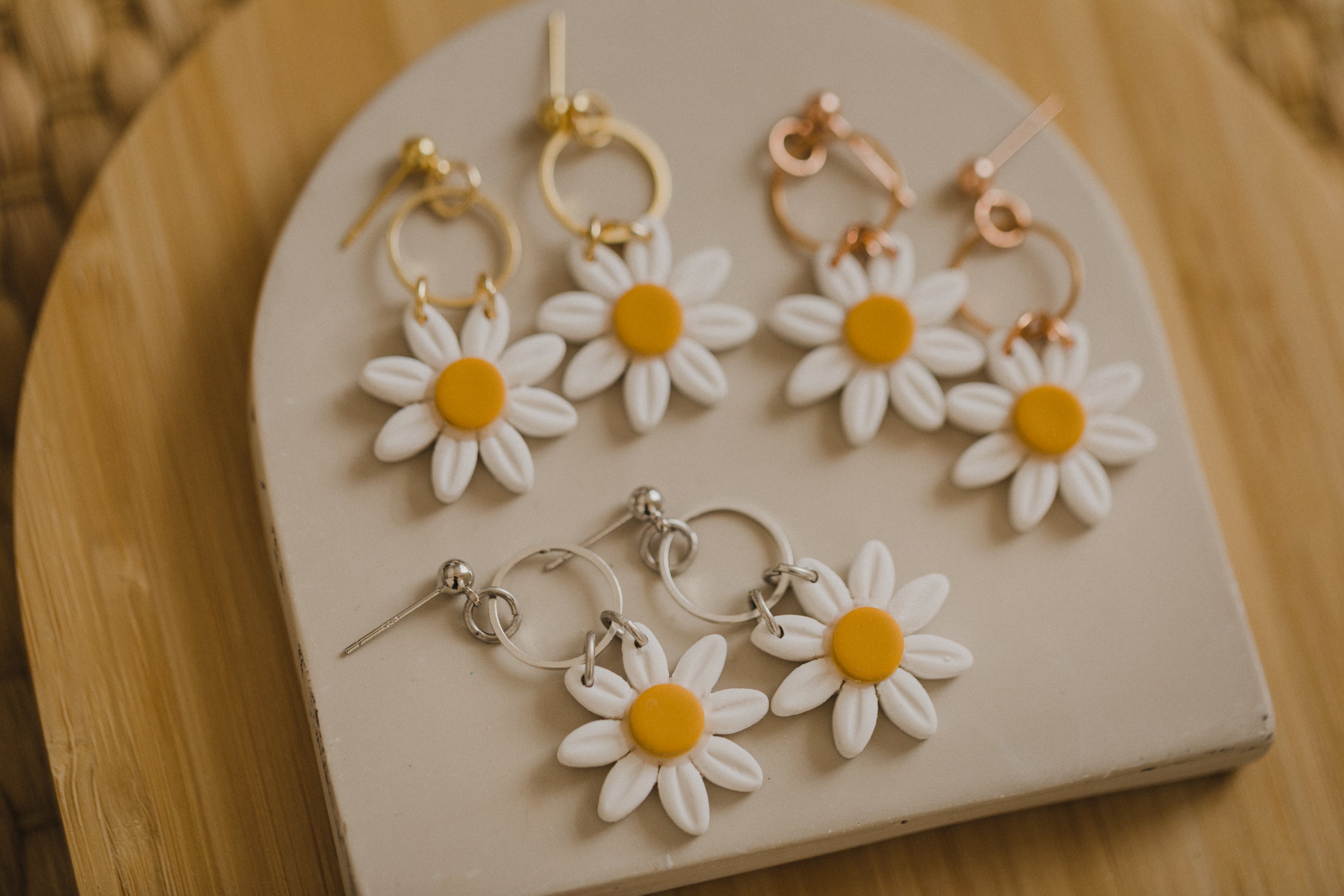 Daisy Ohrringe aus Polymer Ton mit rundem Kreis
