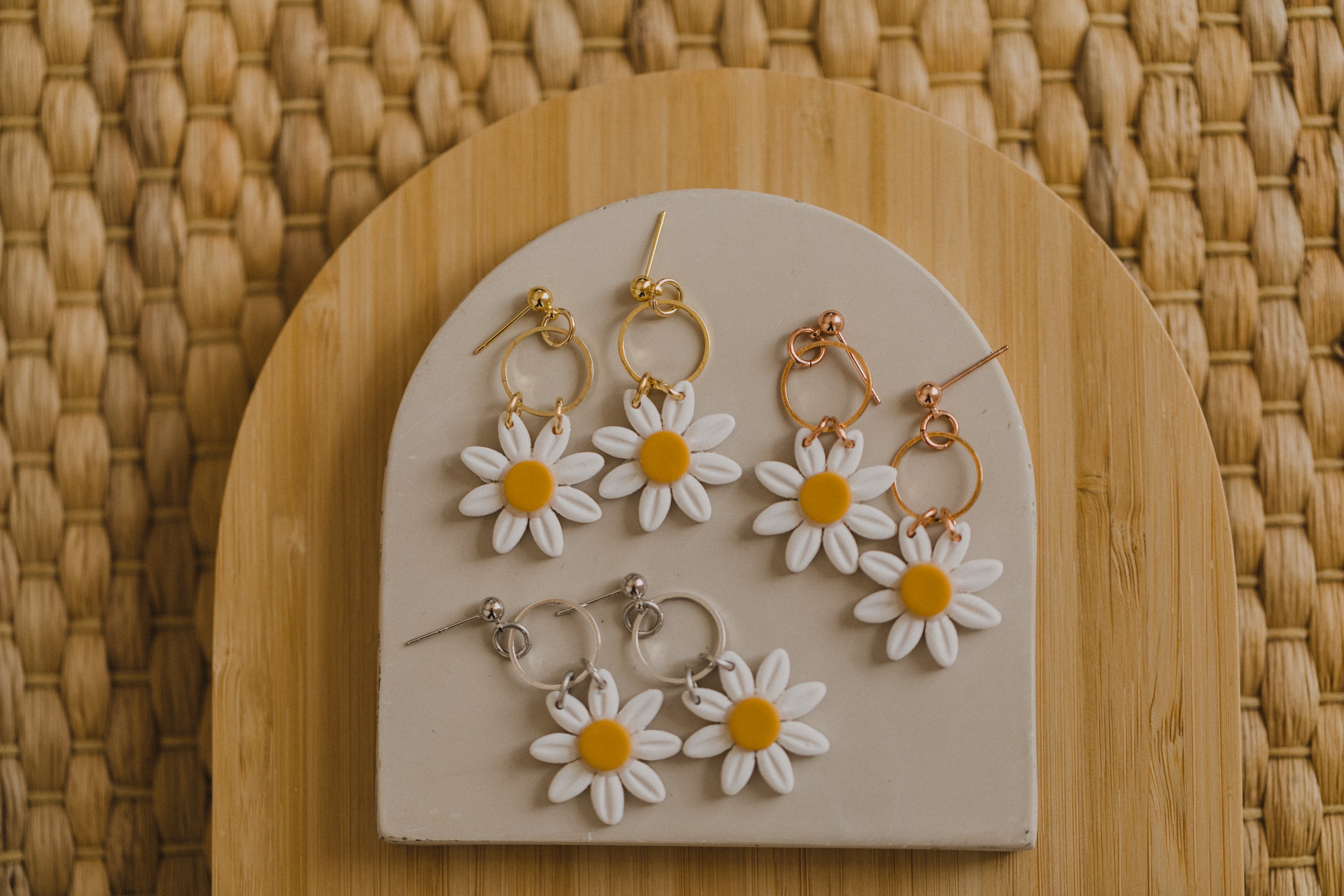 Daisy Ohrringe aus Polymer Ton mit rundem Kreis