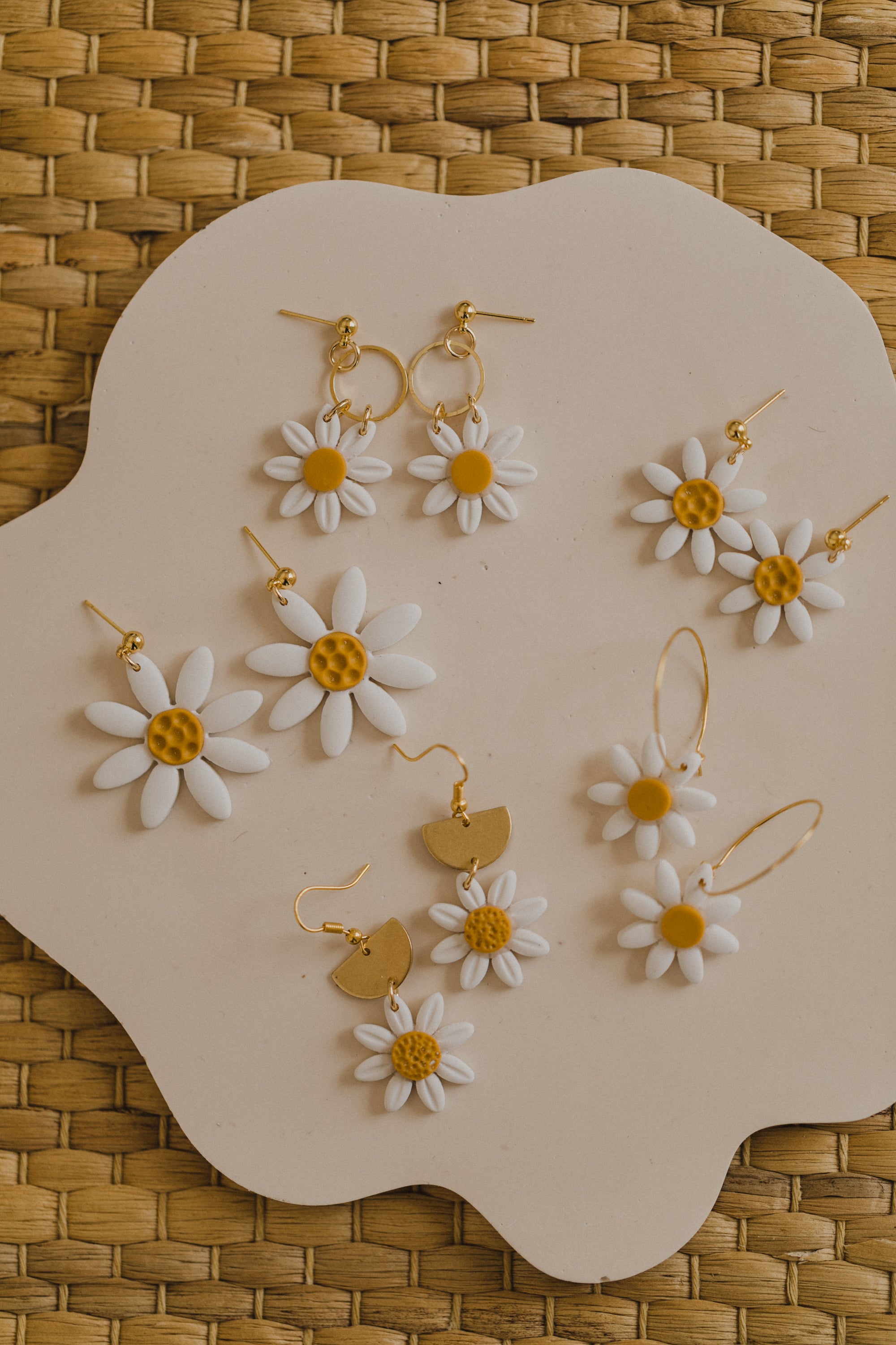 Daisy Ohrringe aus Polymer Ton mit rundem Kreis