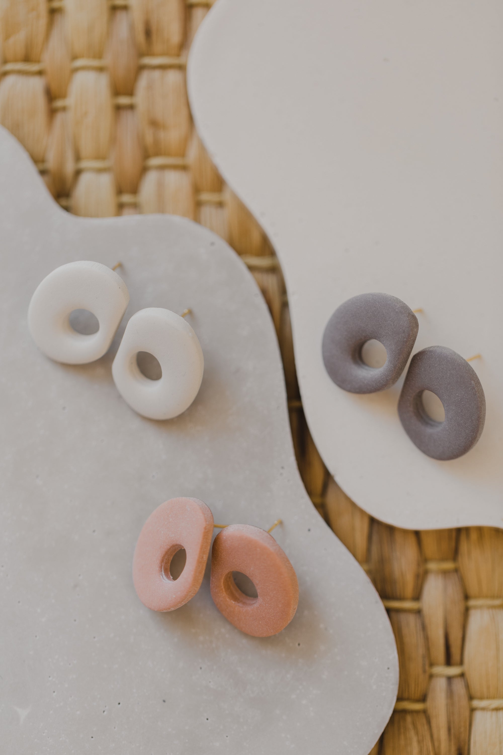 LEONIE - ovale organische Ohrstecker aus Polymer Ton