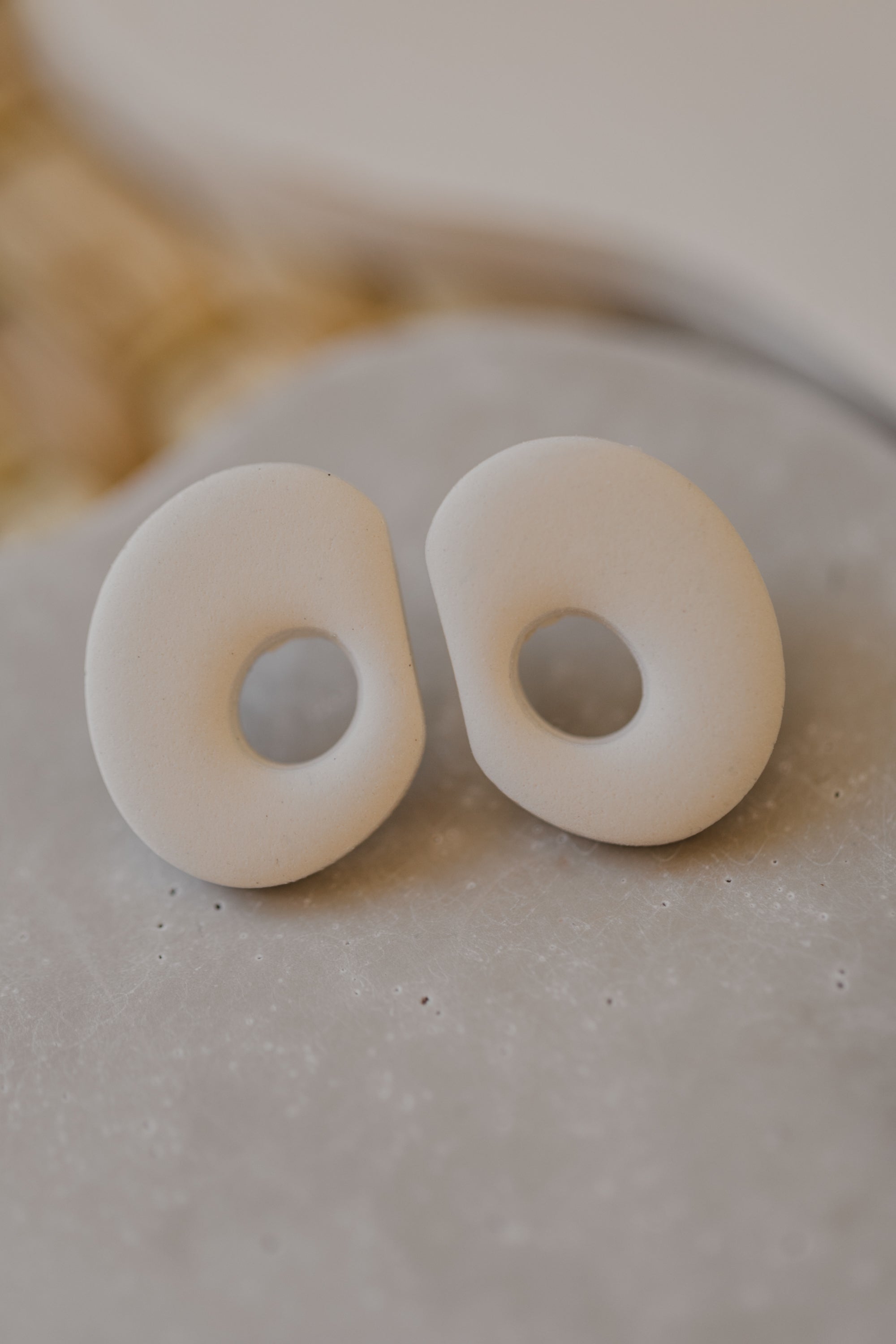 LEONIE - ovale organische Ohrstecker aus Polymer Ton