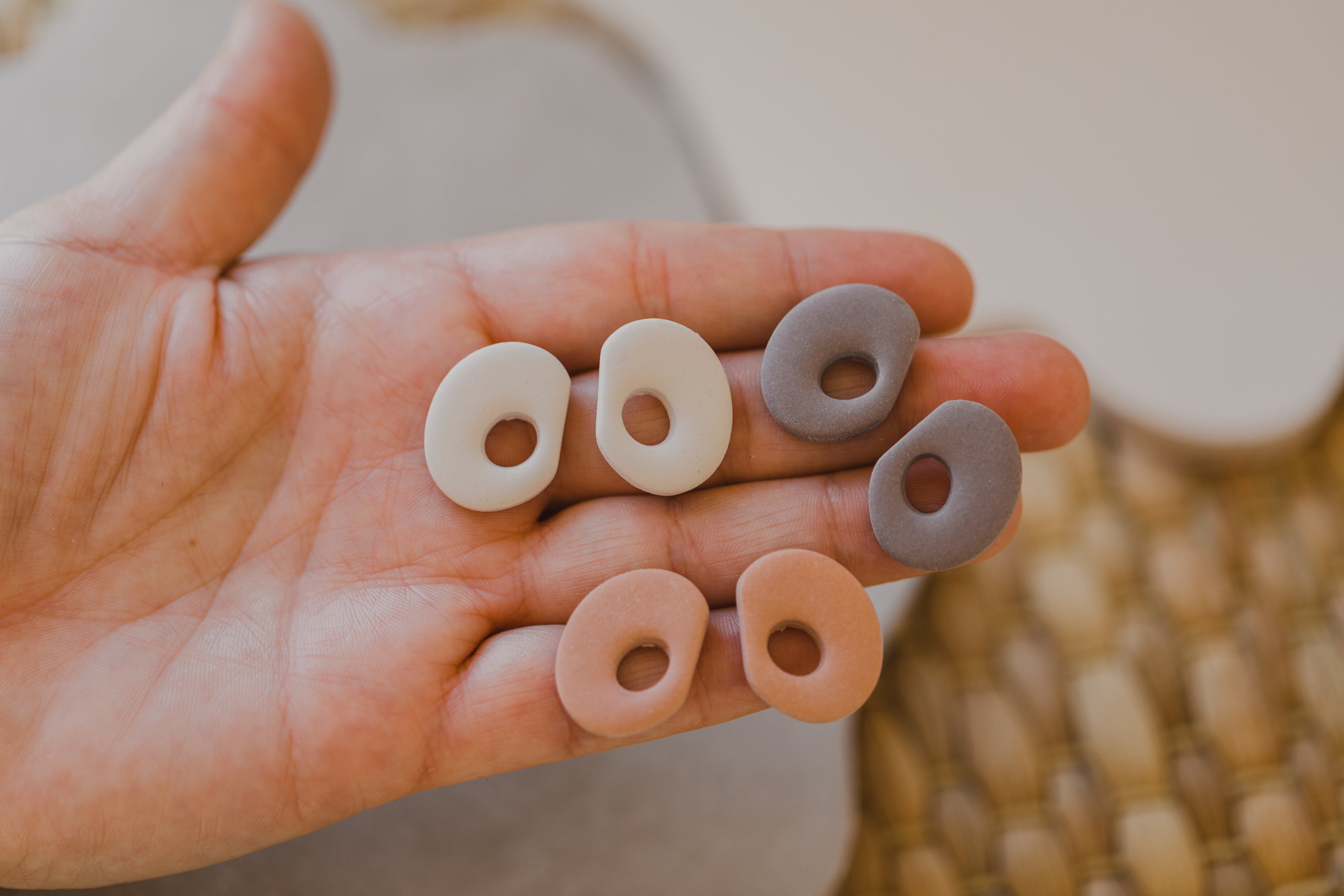 LEONIE - ovale organische Ohrstecker aus Polymer Ton