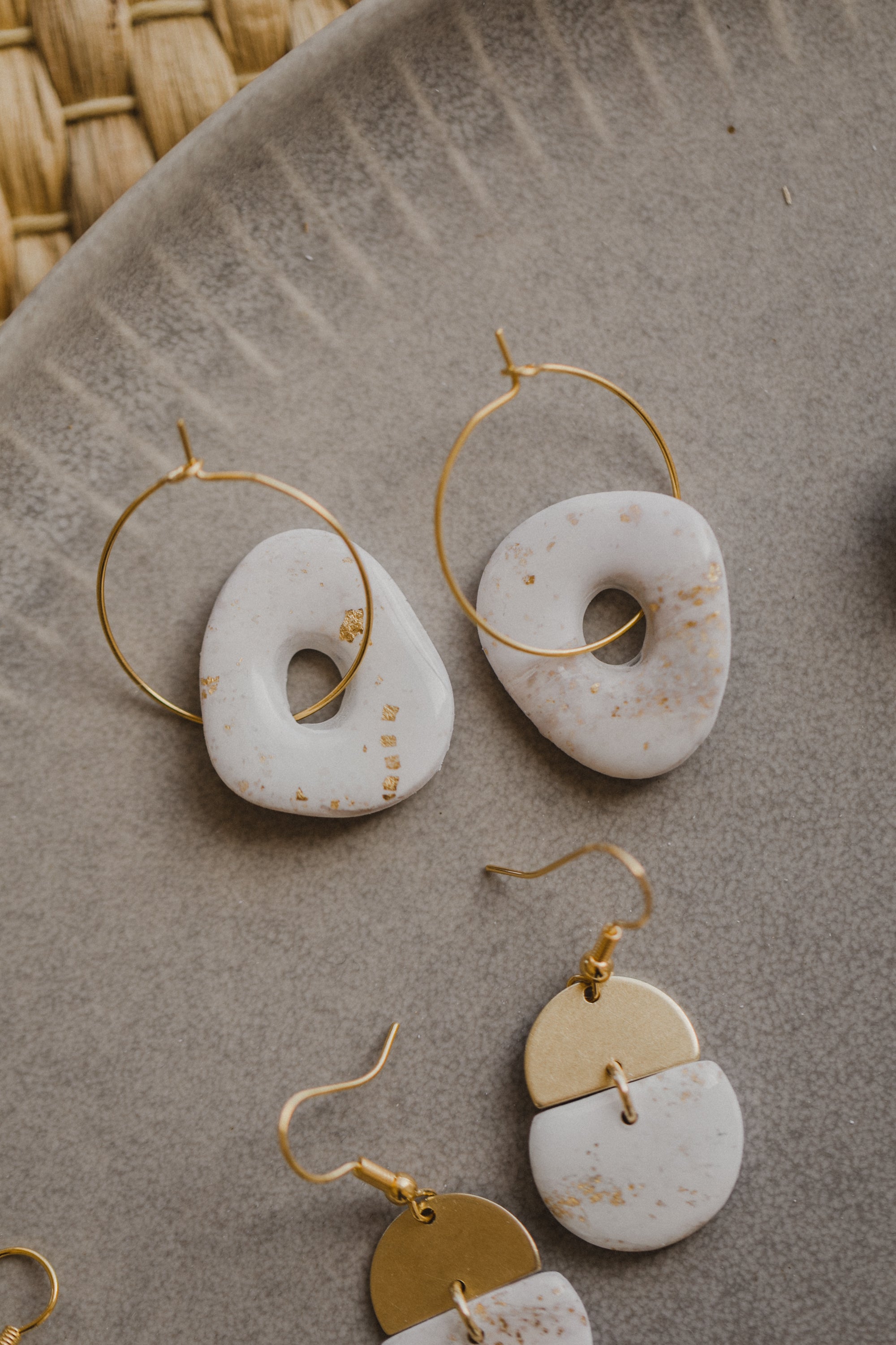 LEE - Creole mit weißem Anhänger aus Polymer Ton mit Blattgold