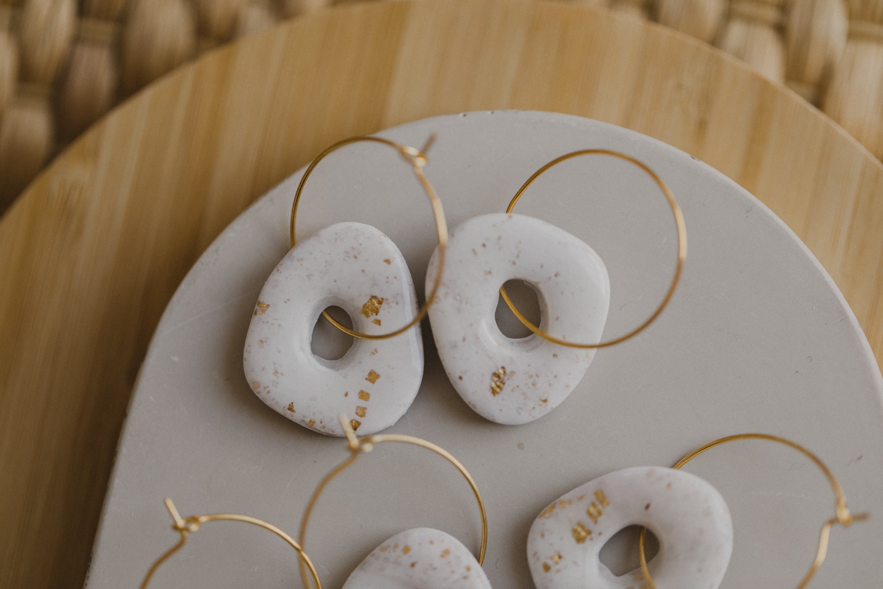 LEE - Creole mit weißem Anhänger aus Polymer Ton mit Blattgold