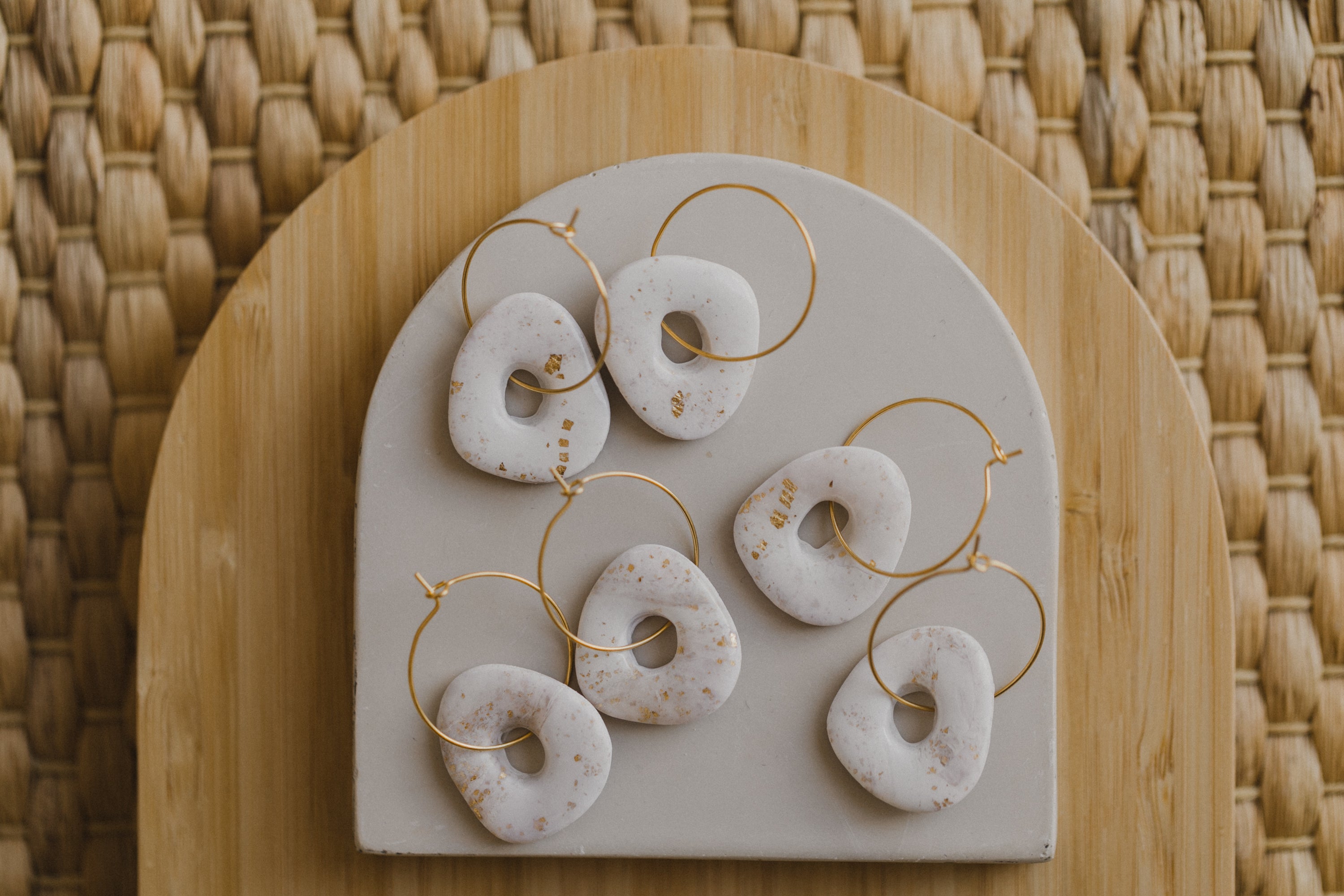 LEE - Creole mit weißem Anhänger aus Polymer Ton mit Blattgold