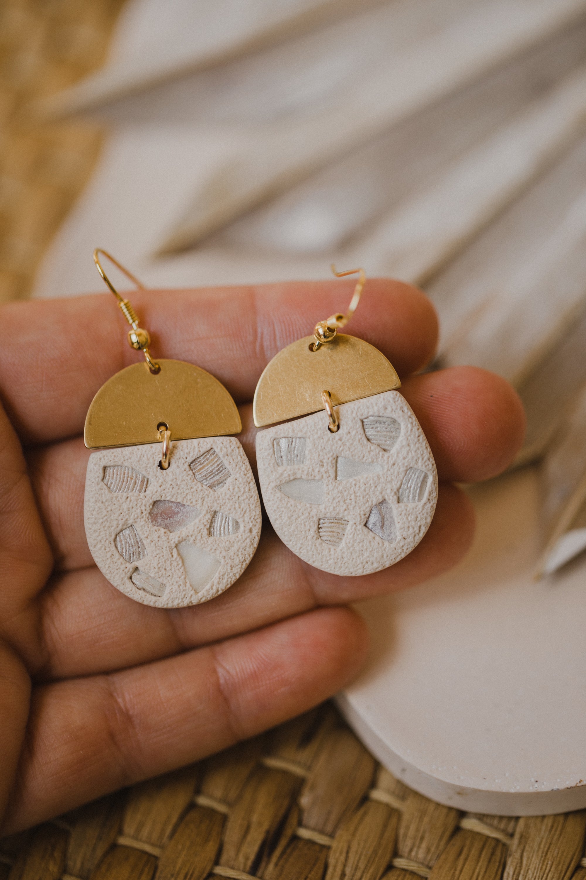 BRITTA - helle Polymer Ton Ohrringe mit Terrazzo Muster