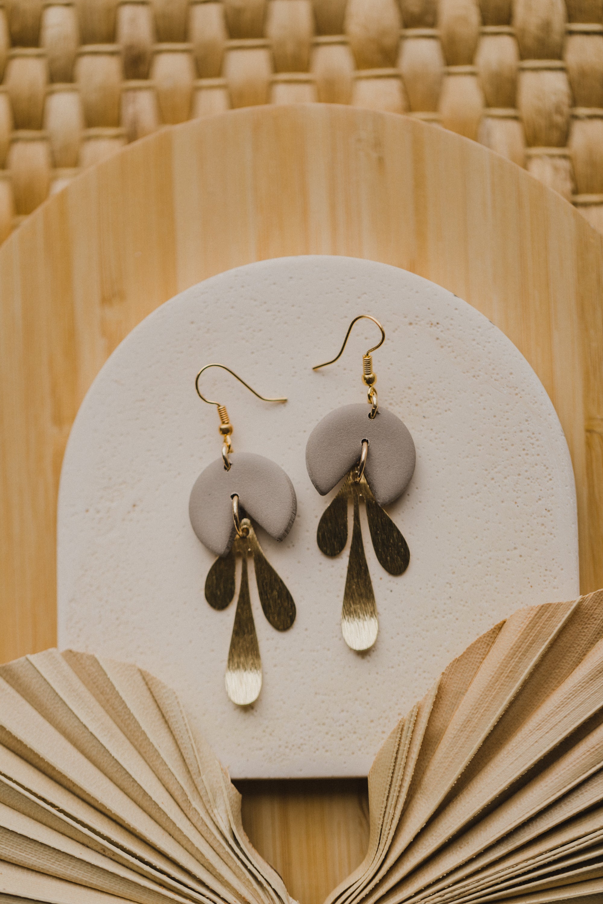 JELLA - lange Polymer Ton Ohrring in Blattform