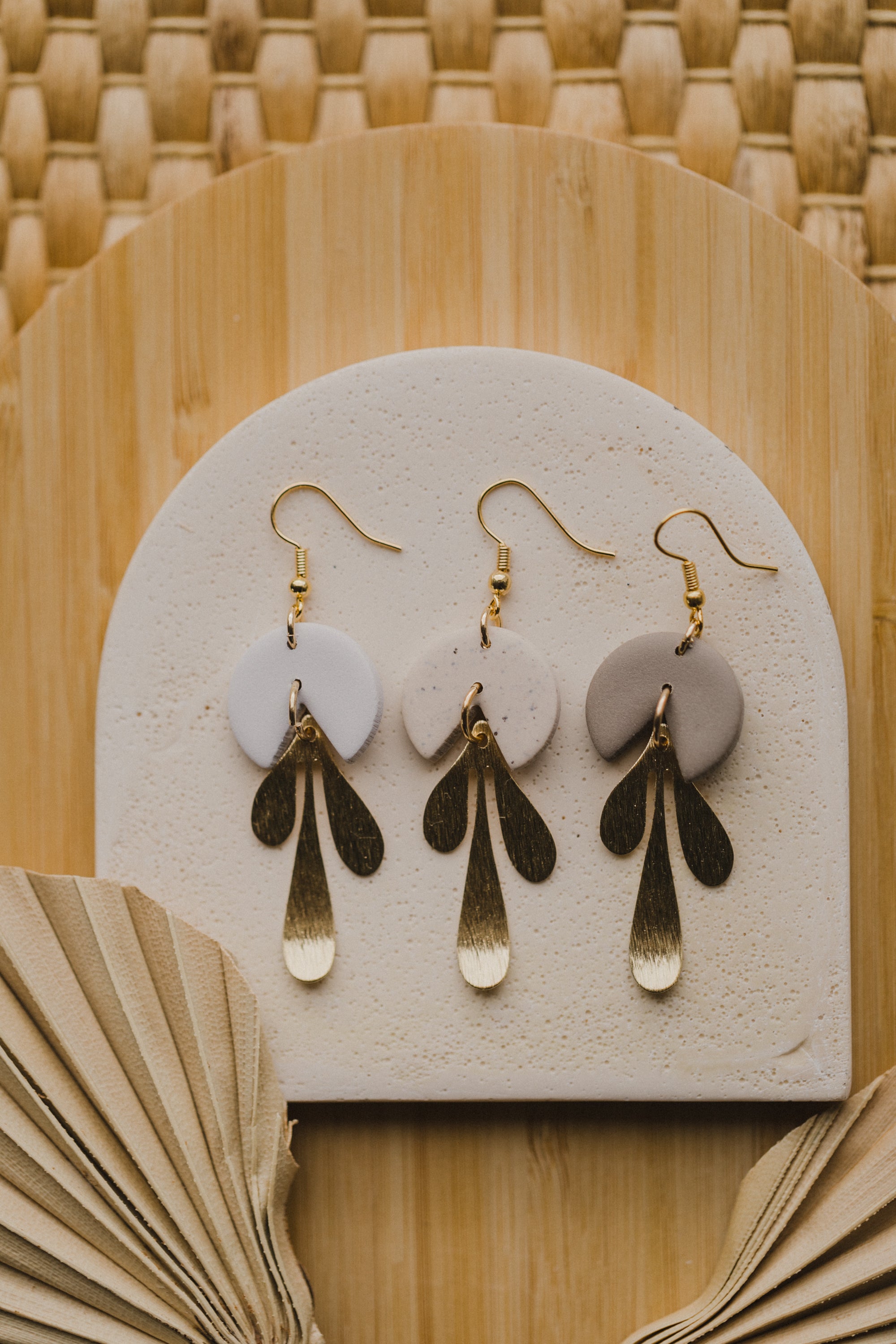 JELLA - lange Polymer Ton Ohrring in Blattform