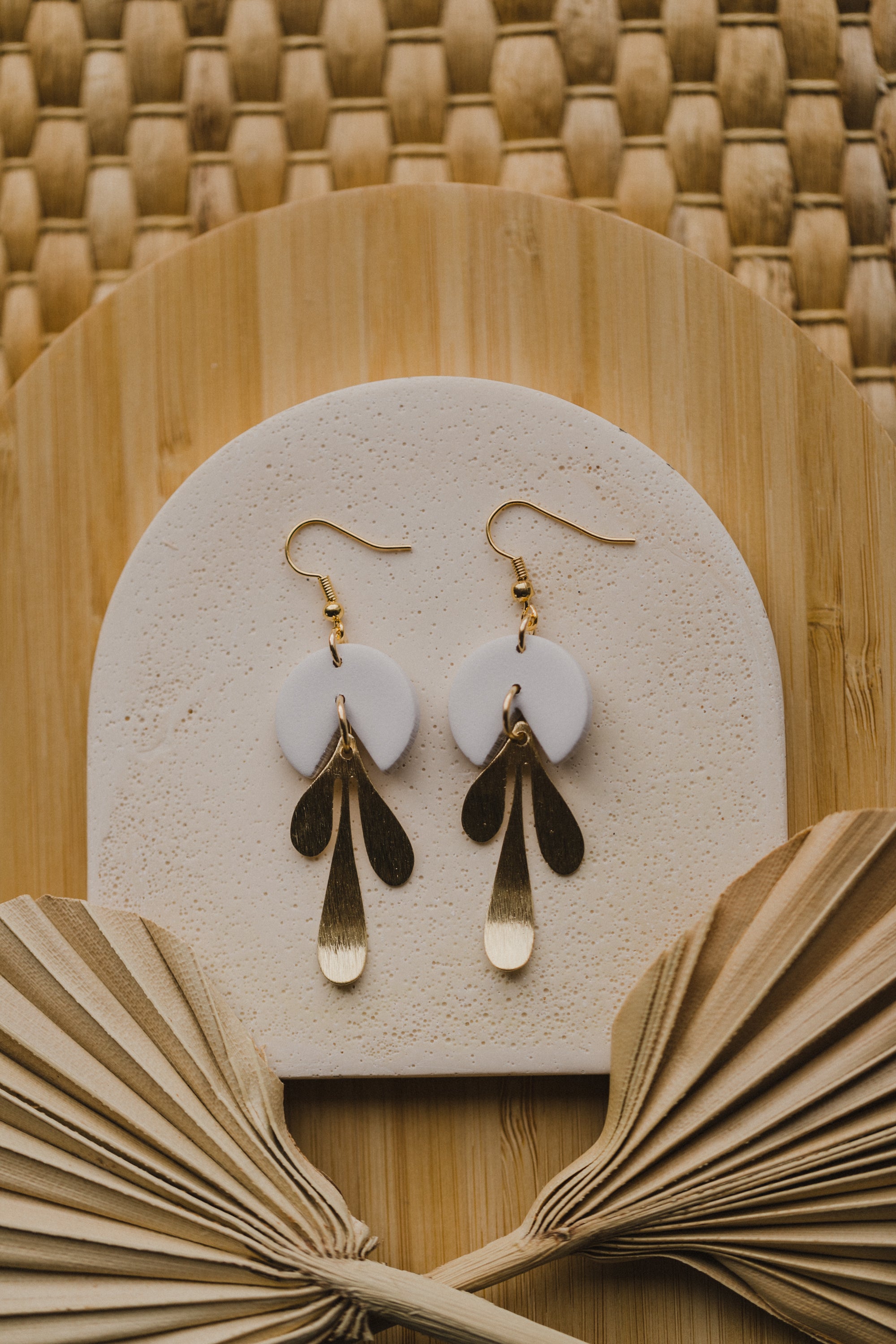 JELLA - lange Polymer Ton Ohrring in Blattform