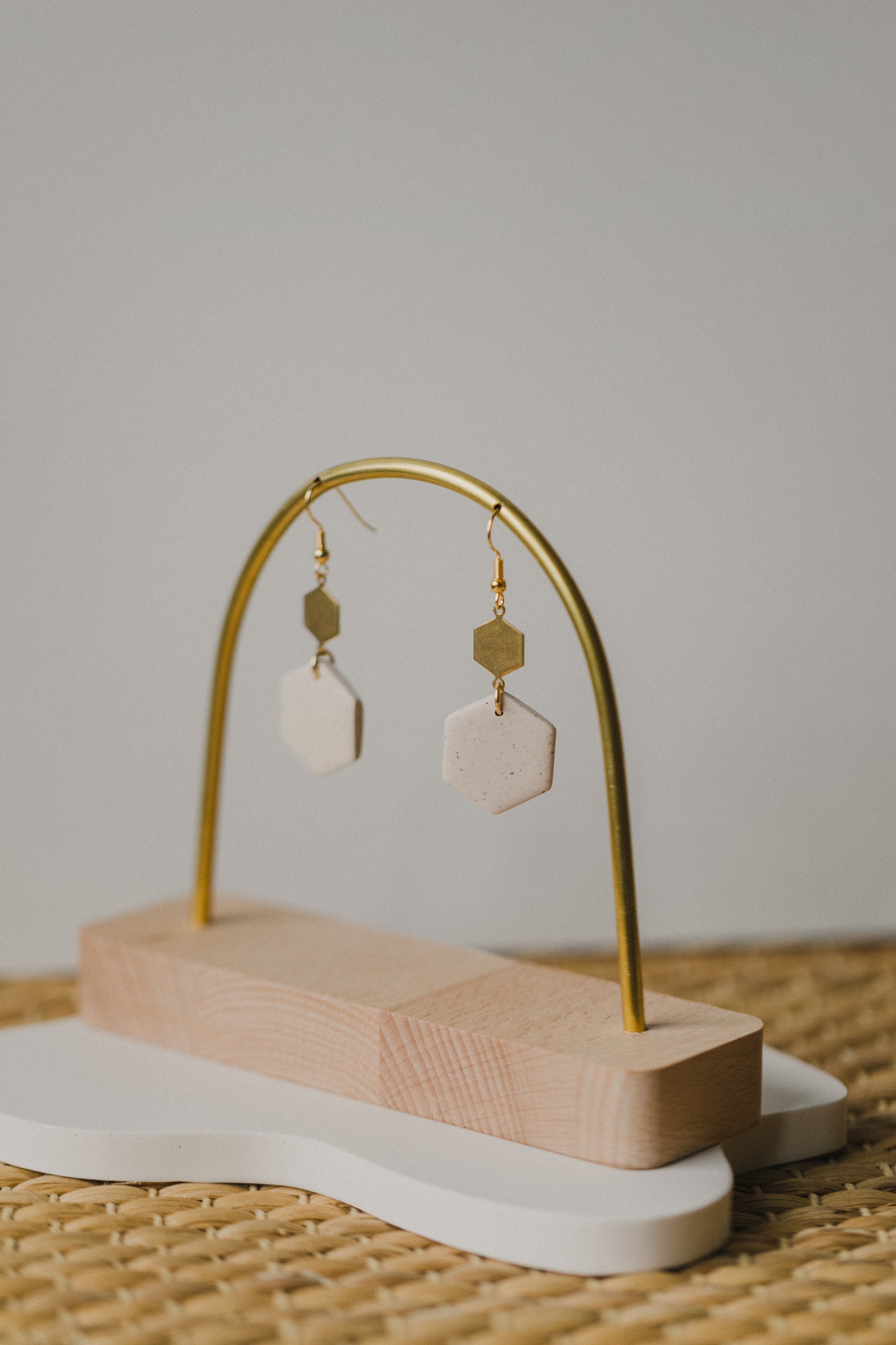 FENJA - sechseckige Polymer Ton Ohrringe in Kalk mit Messinganhänger