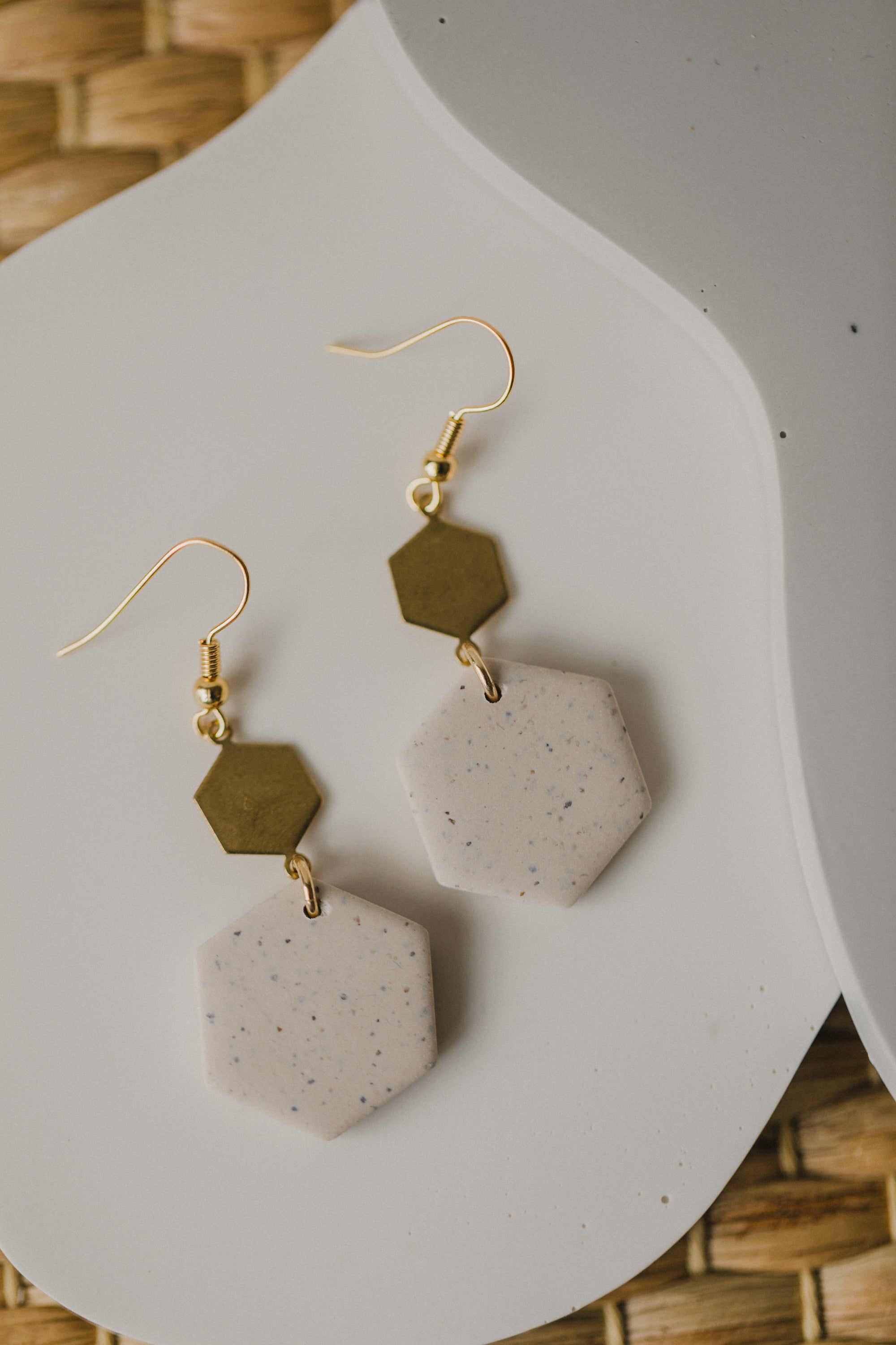 FENJA - sechseckige Polymer Ton Ohrringe in Kalk mit Messinganhänger