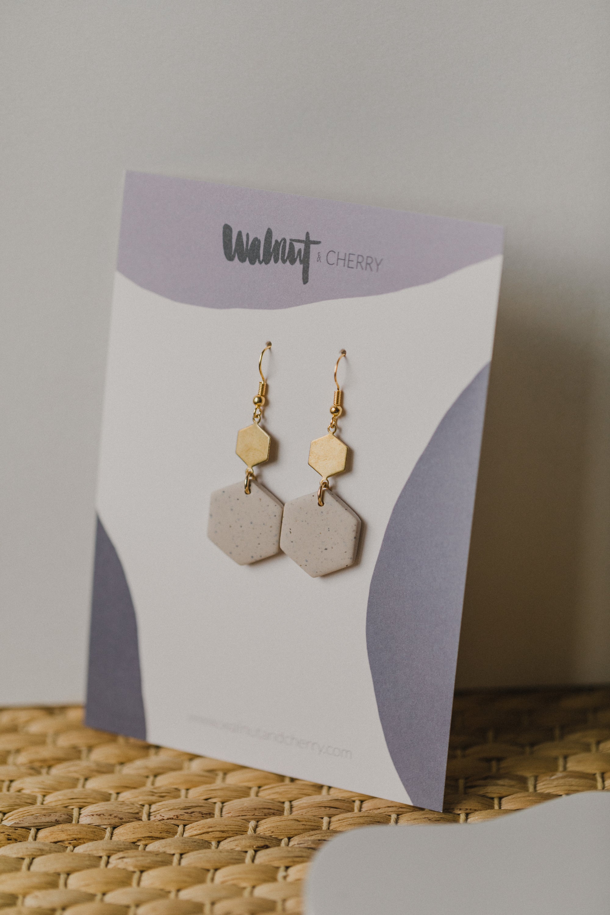 FENJA - sechseckige Polymer Ton Ohrringe in Kalk mit Messinganhänger