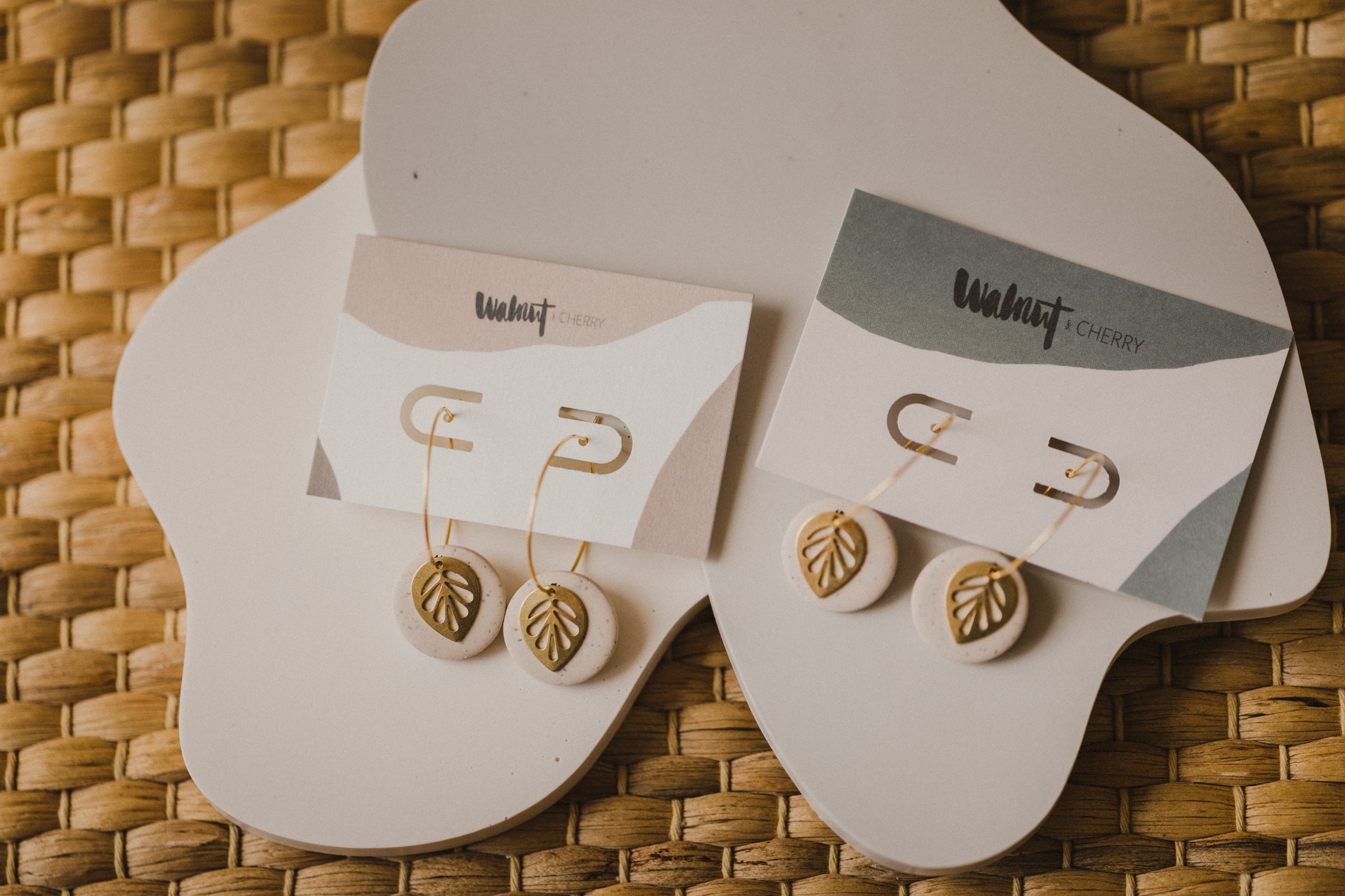 SENTA - Polymer Ton Ohrringe in Kalk mit Blatt Anhänger