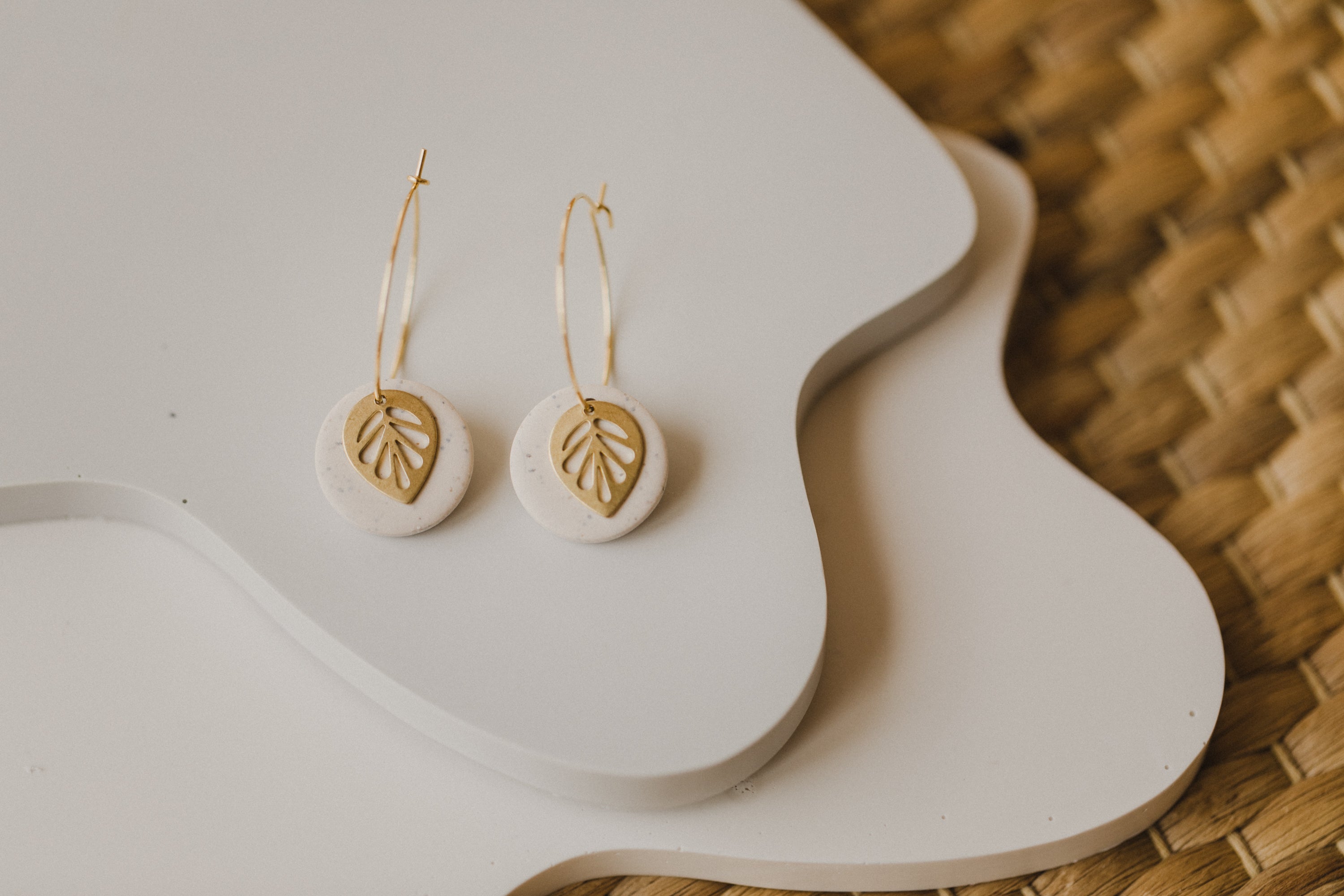 SENTA - Polymer Ton Ohrringe in Kalk mit Blatt Anhänger
