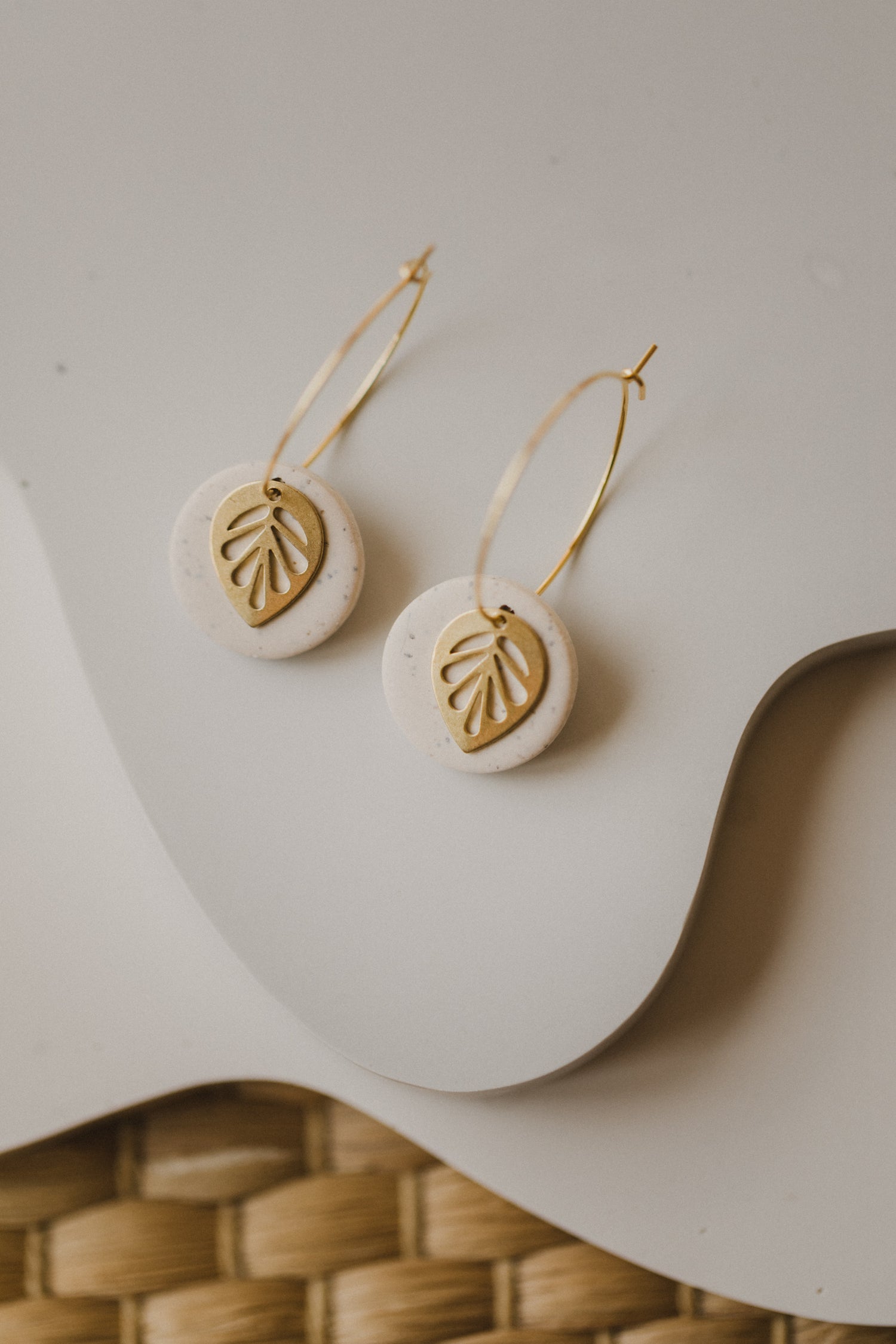 SENTA - Polymer Ton Ohrringe in Kalk mit Blatt Anhänger