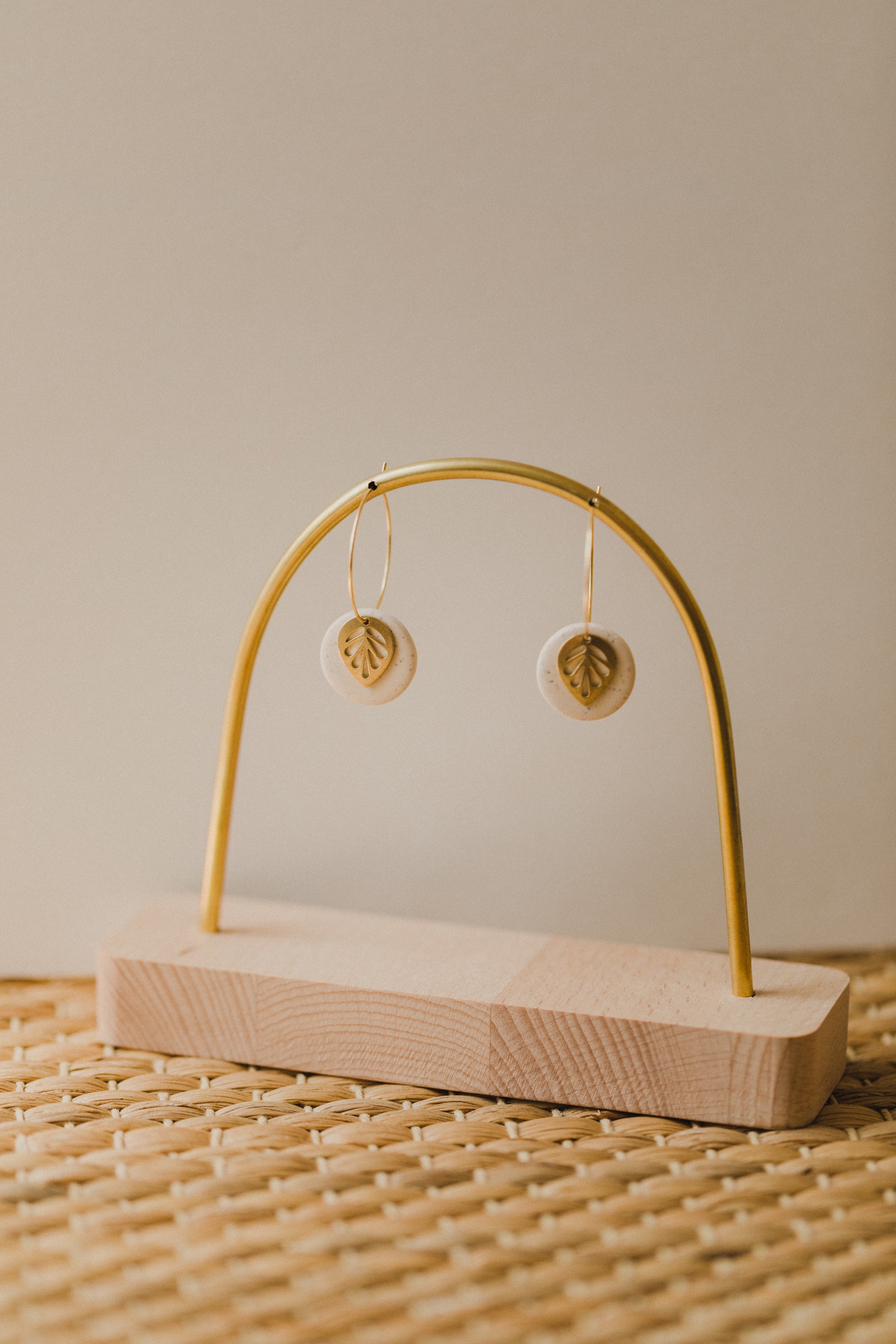 SENTA - Polymer Ton Ohrringe in Kalk mit Blatt Anhänger