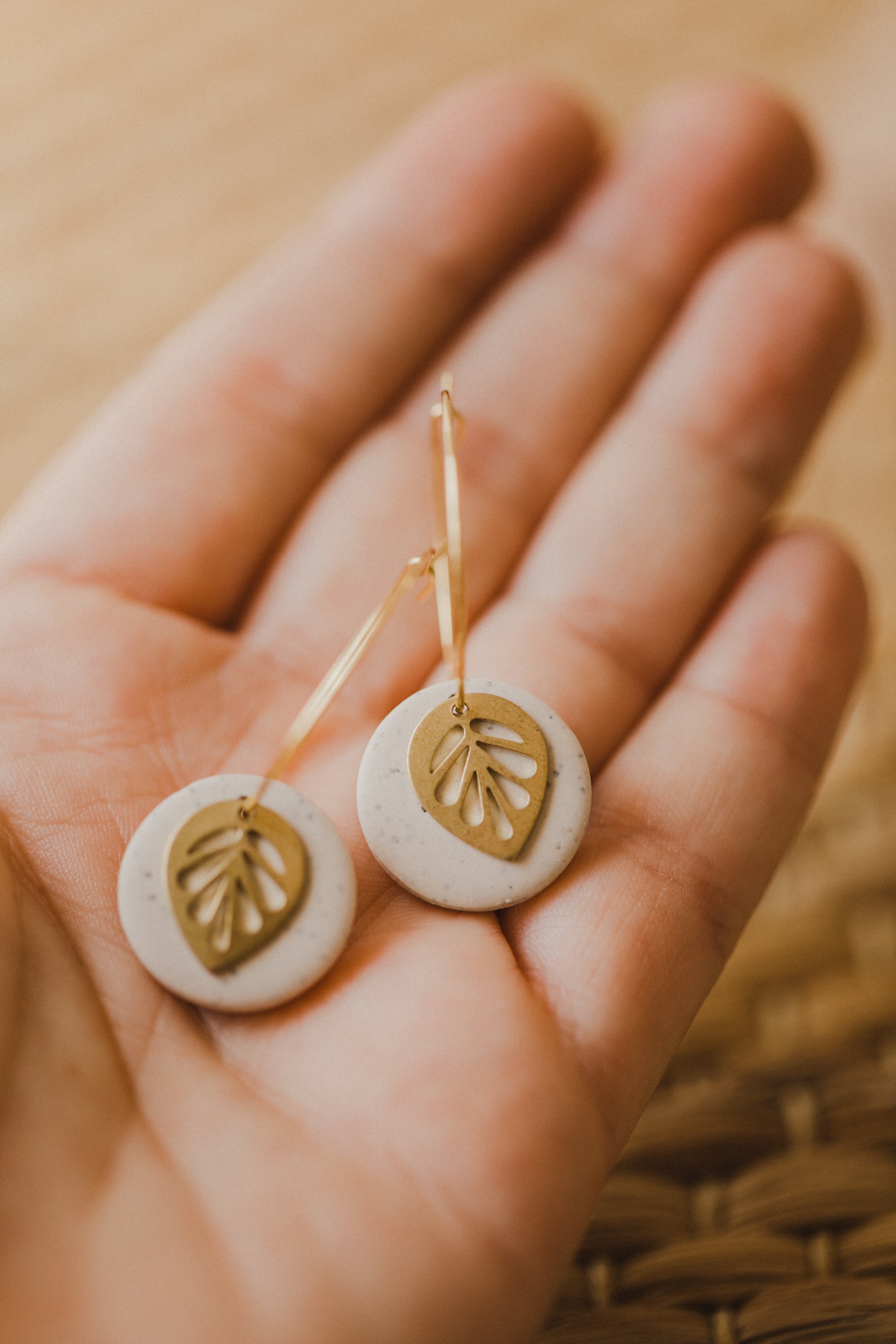 SENTA - Polymer Ton Ohrringe in Kalk mit Blatt Anhänger