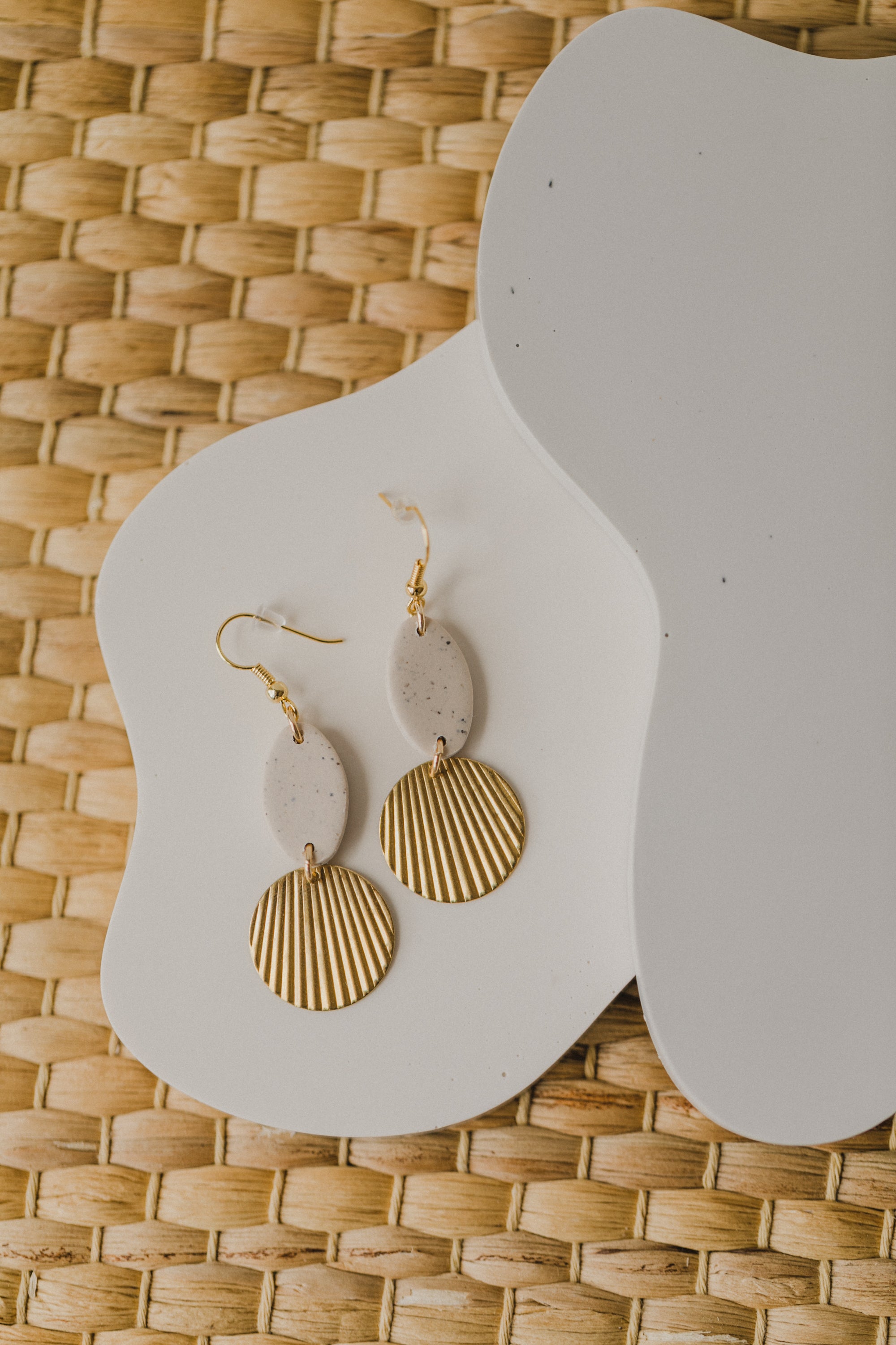 ELISE - Polymer Ton Ohrringe in Kalk mit rundem Messinganhänger