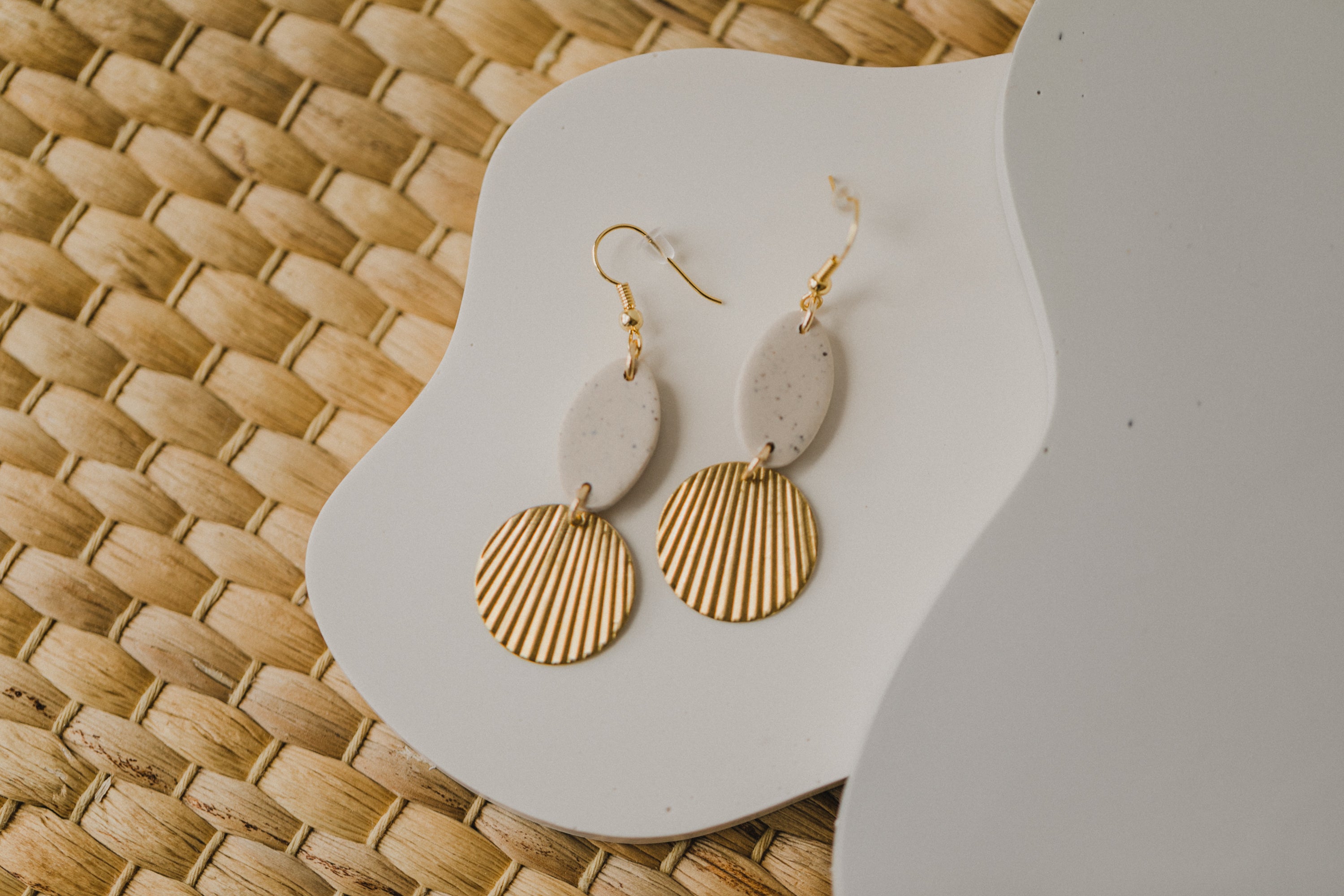 ELISE - Polymer Ton Ohrringe in Kalk mit rundem Messinganhänger