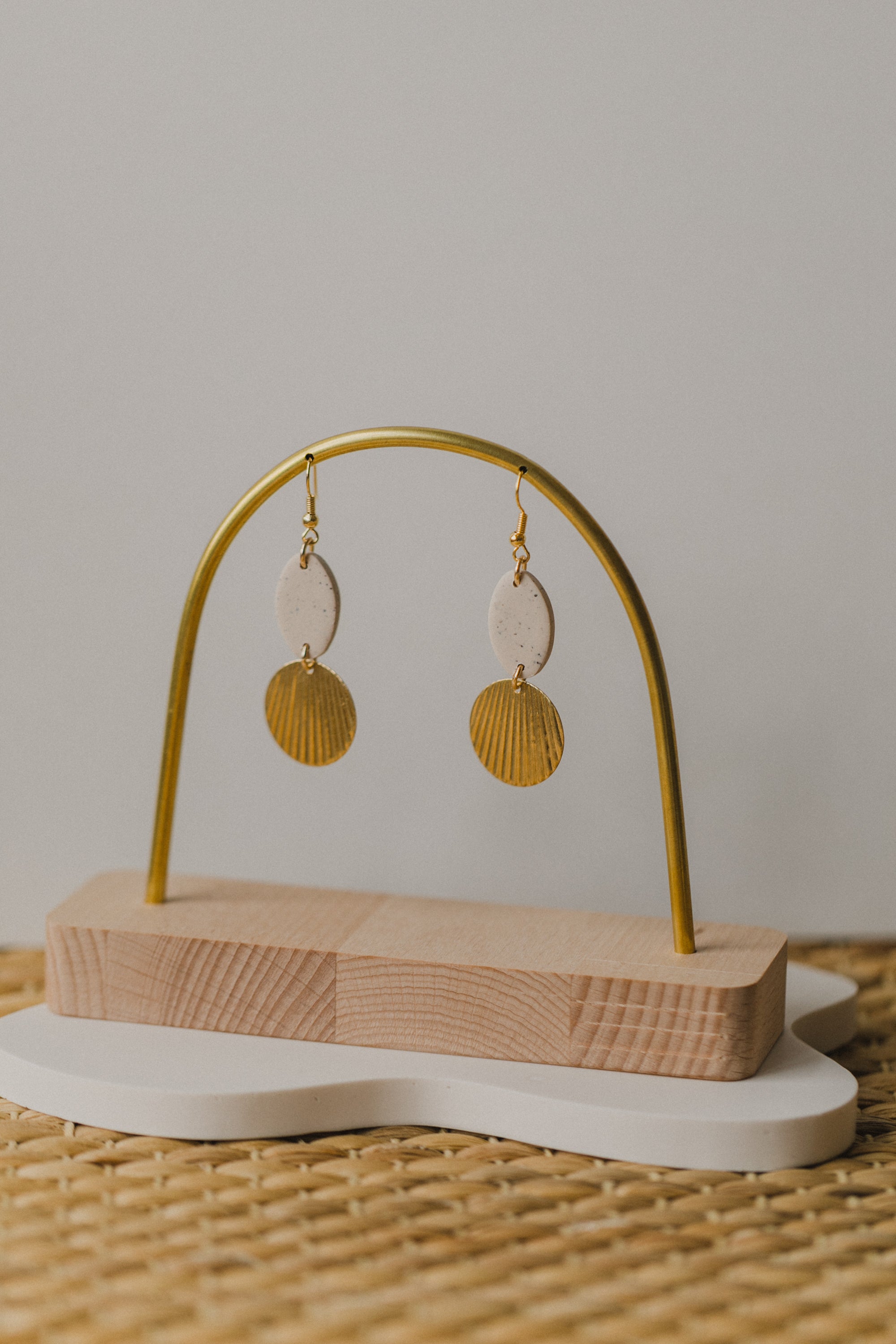 ELISE - Polymer Ton Ohrringe in Kalk mit rundem Messinganhänger