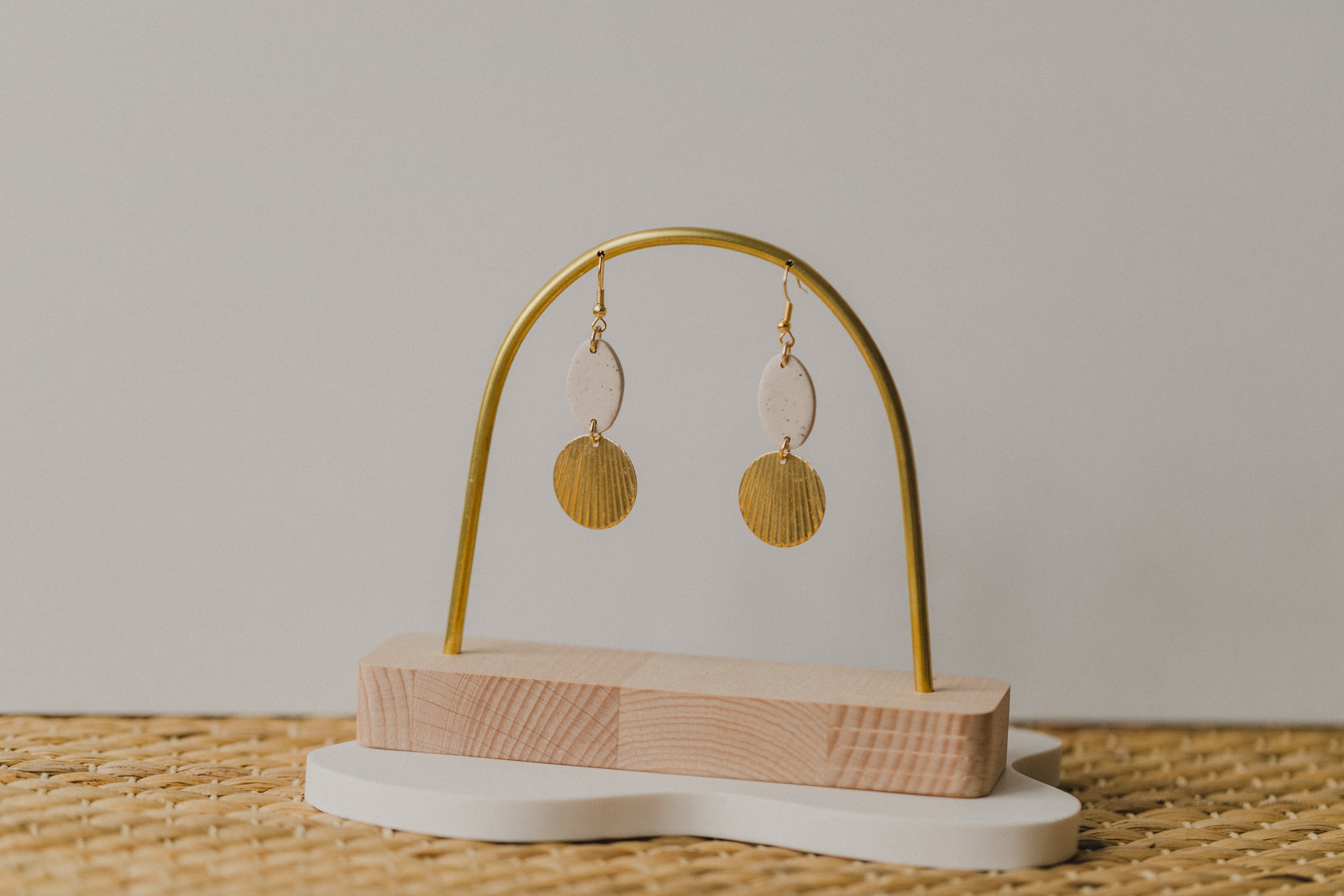 ELISE - Polymer Ton Ohrringe in Kalk mit rundem Messinganhänger