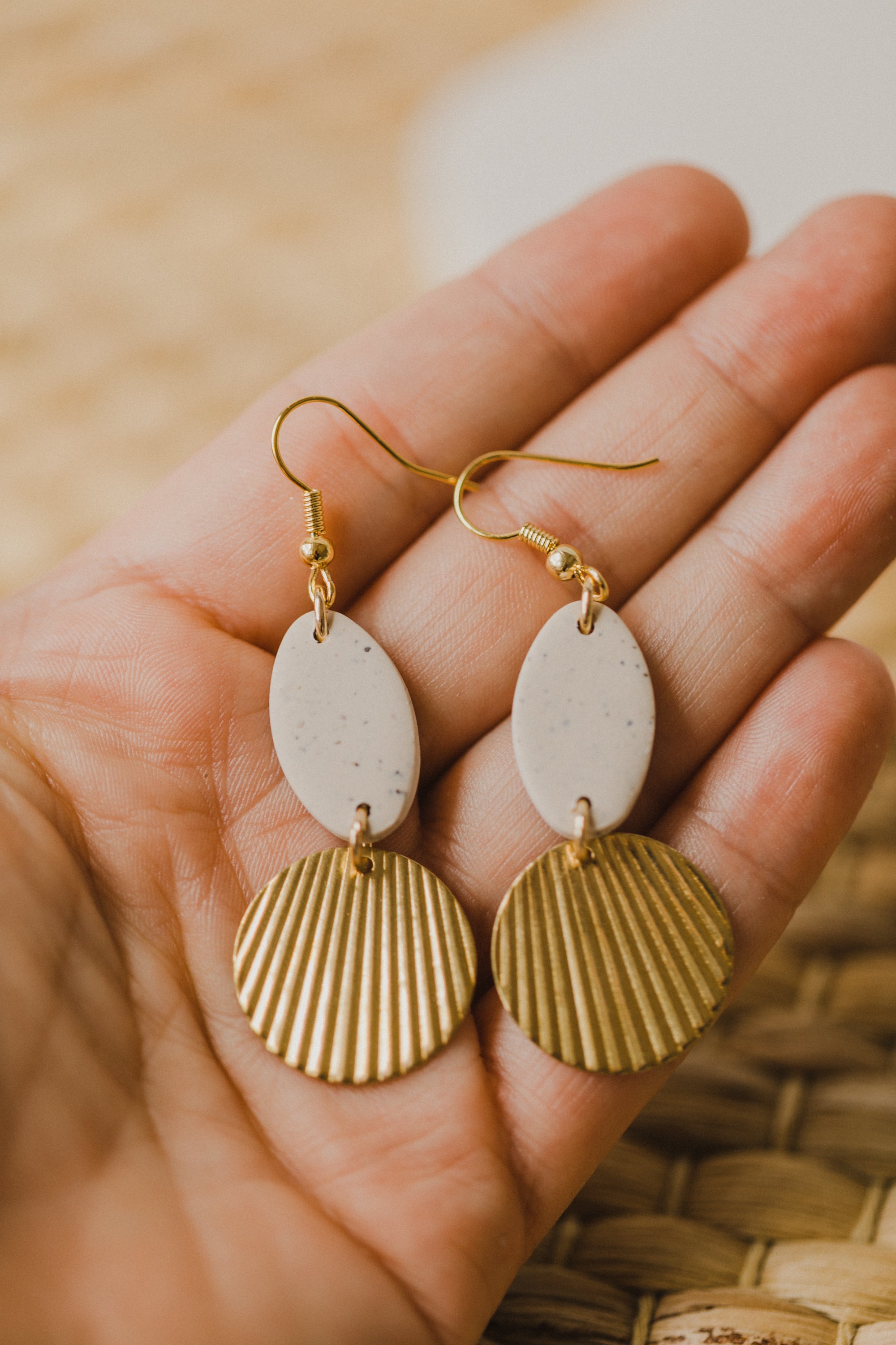 ELISE - Polymer Ton Ohrringe in Kalk mit rundem Messinganhänger