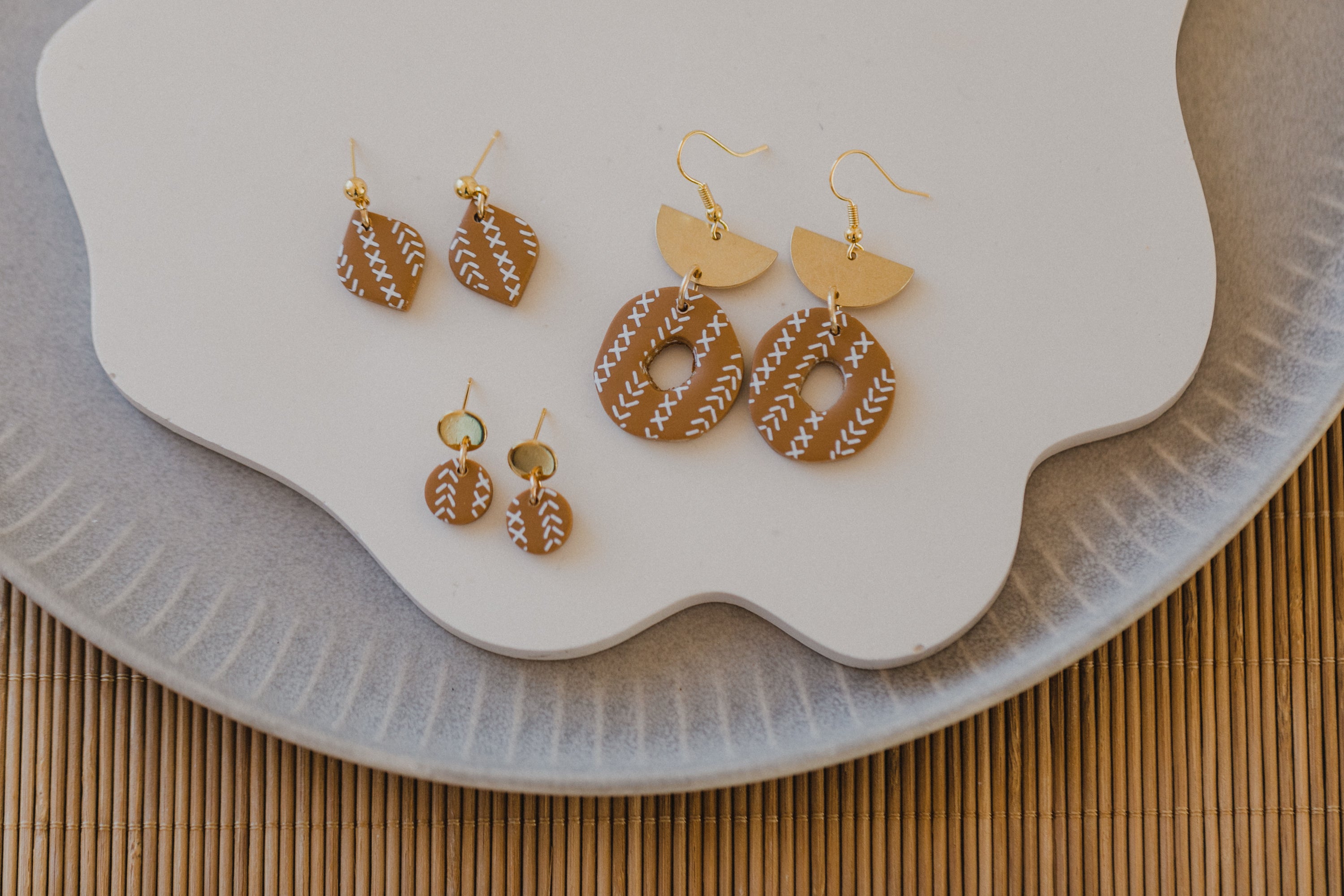 braune Polymer Ton Ohrringe mit weißem Boho Muster