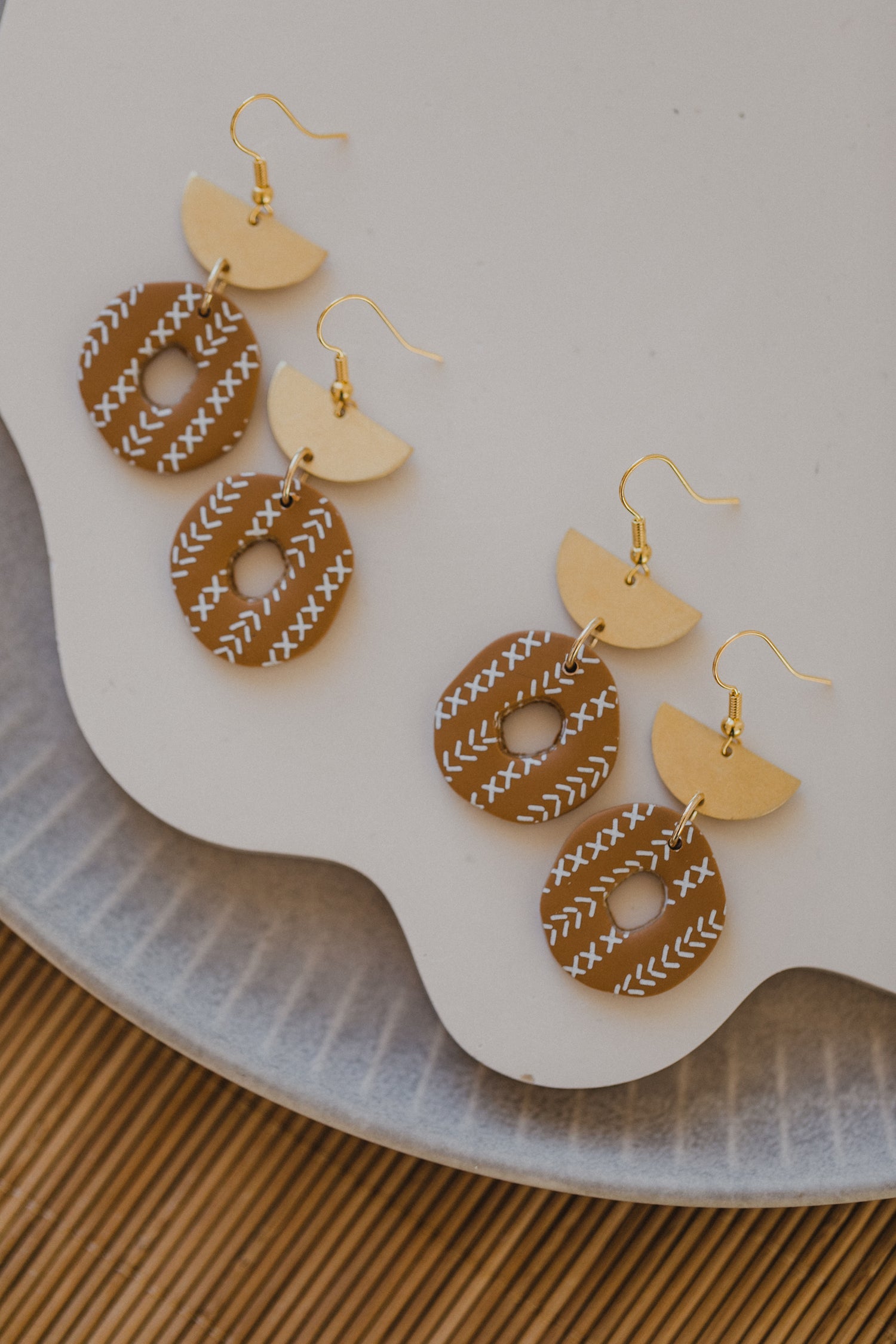 braune Polymer Ton Ohrringe mit weißem Boho Muster