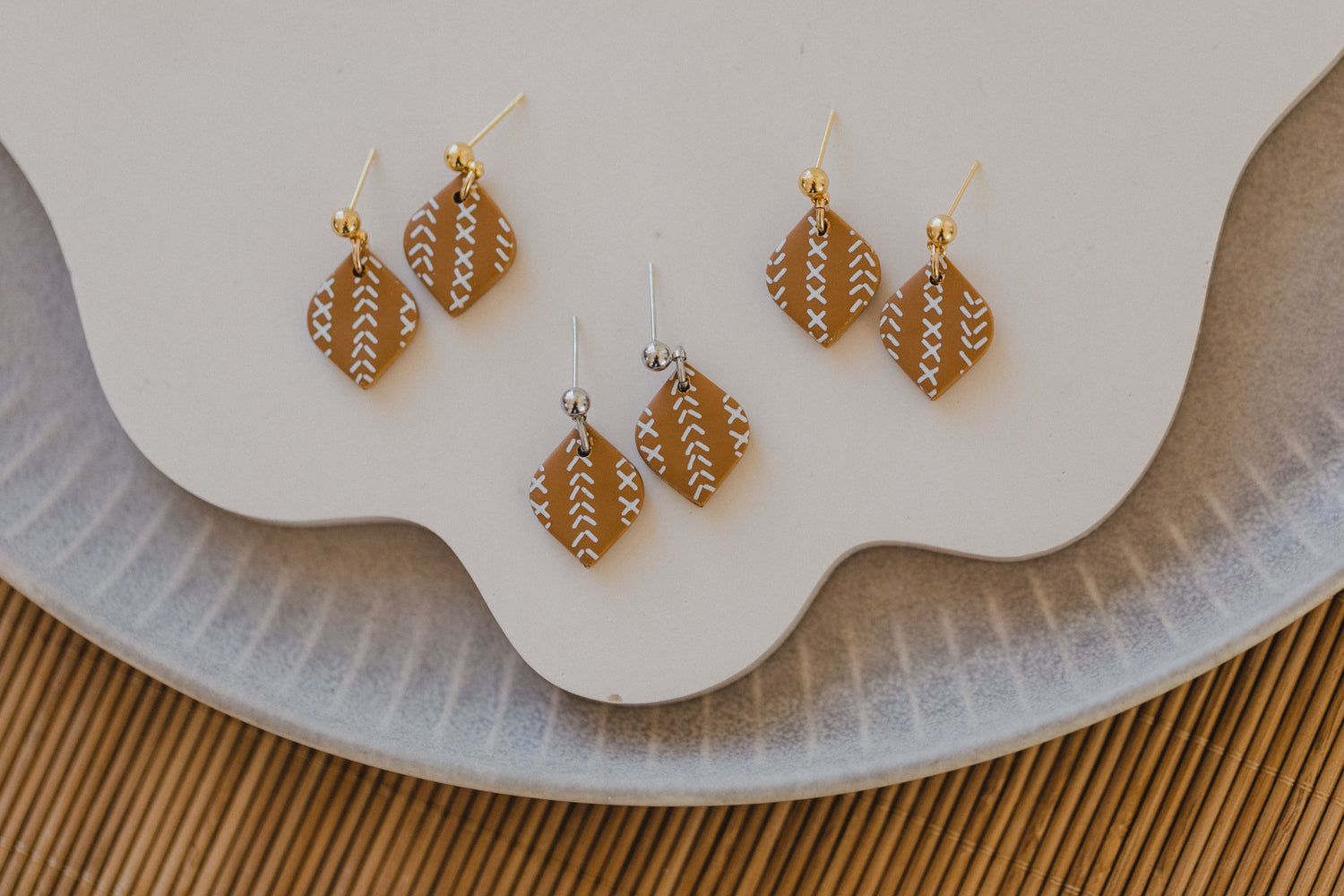 braune Polymer Ton Ohrringe mit weißem Boho Muster