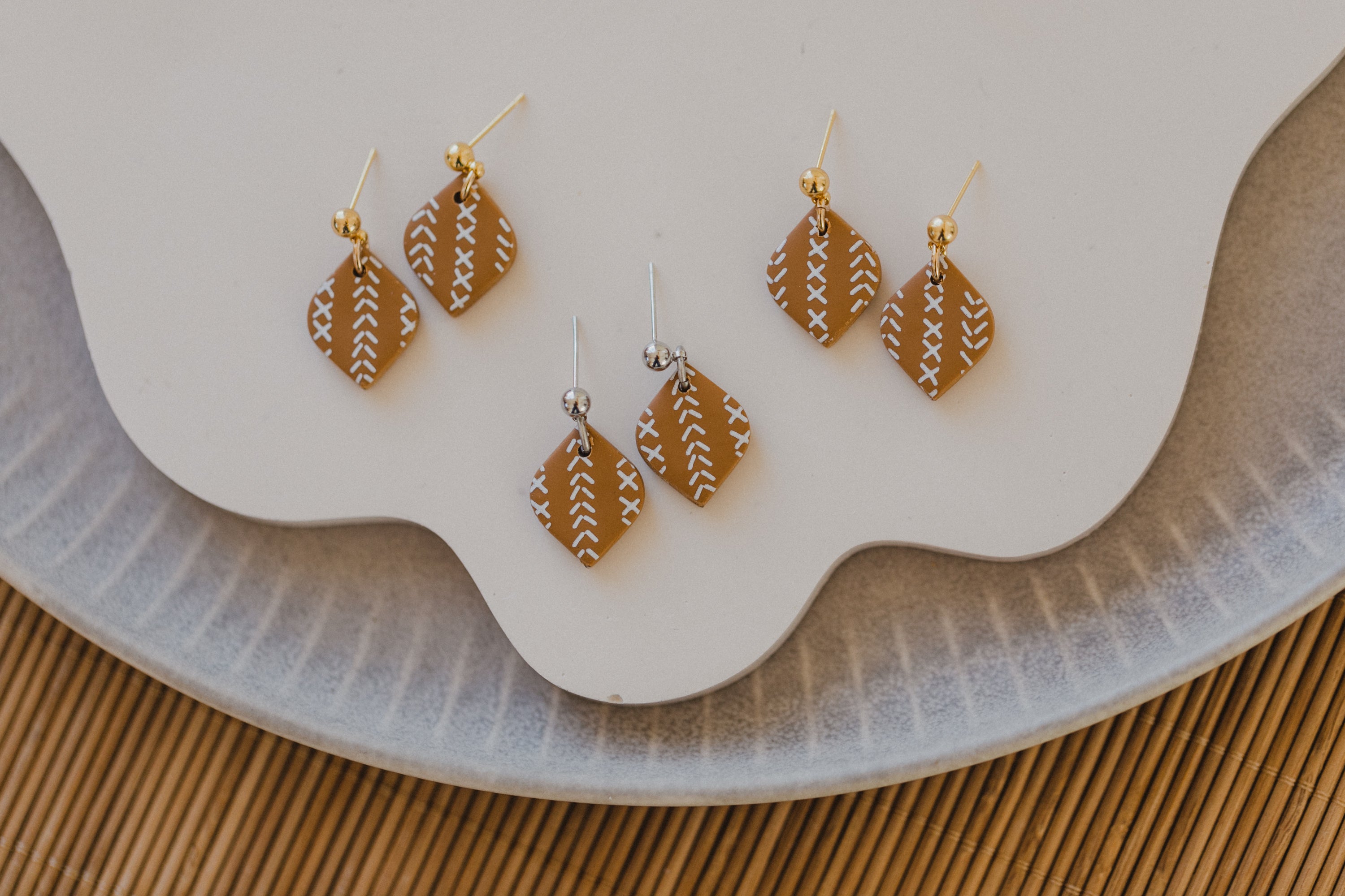 braune Polymer Ton Ohrringe mit weißem Boho Muster