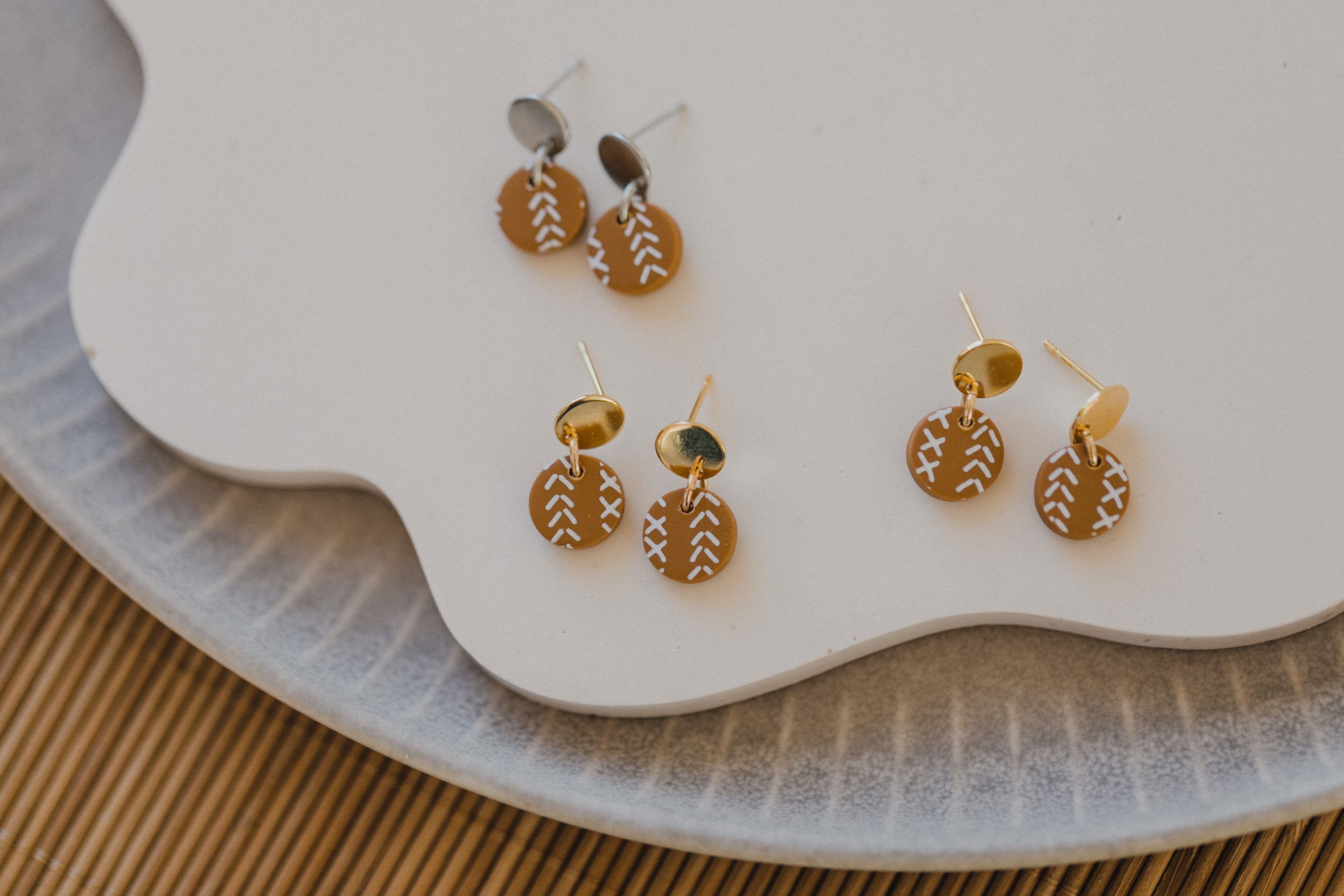 braune Polymer Ton Ohrringe mit weißem Boho Muster