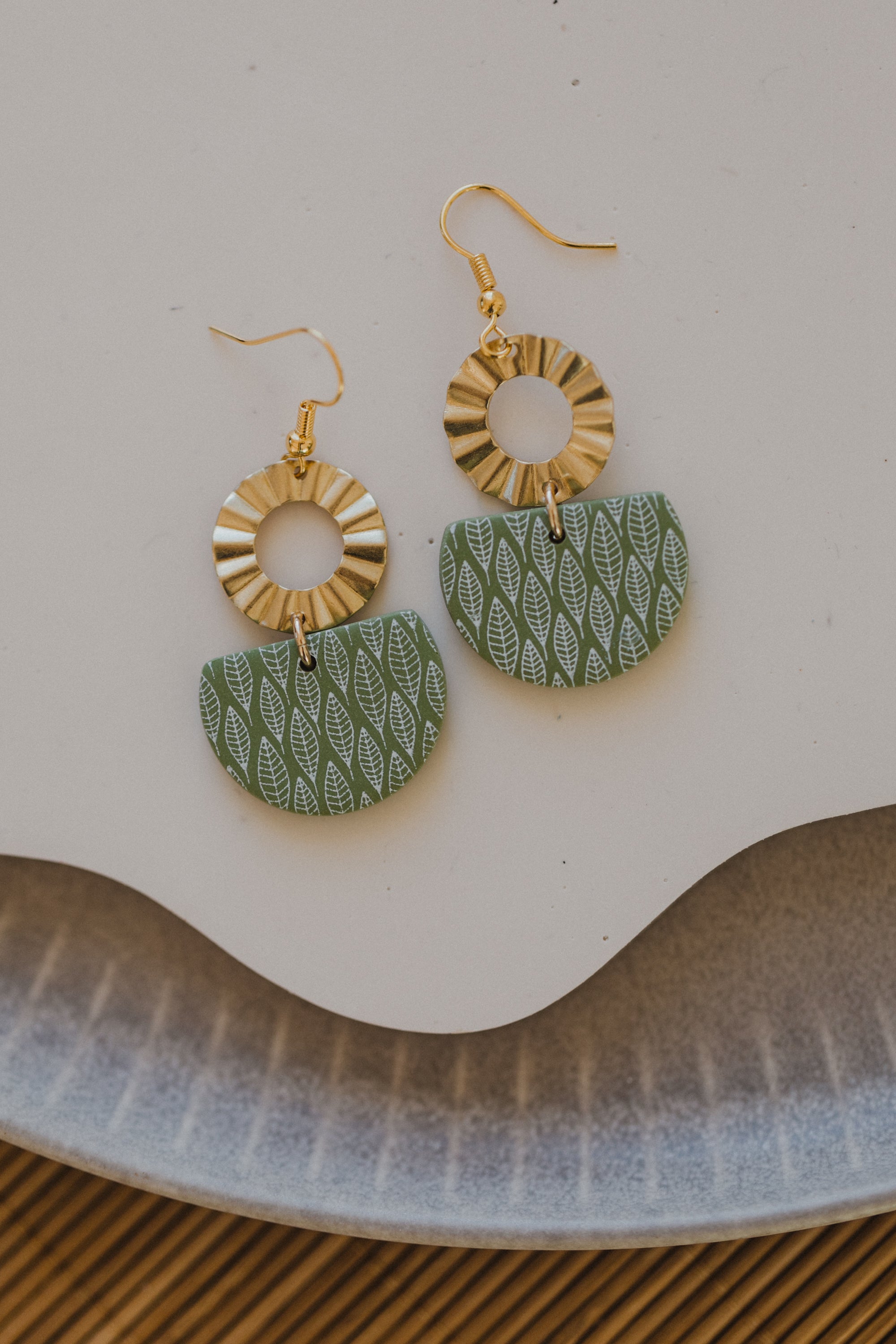 grüne Polymer Ton Ohrringe mit weißem Boho Muster