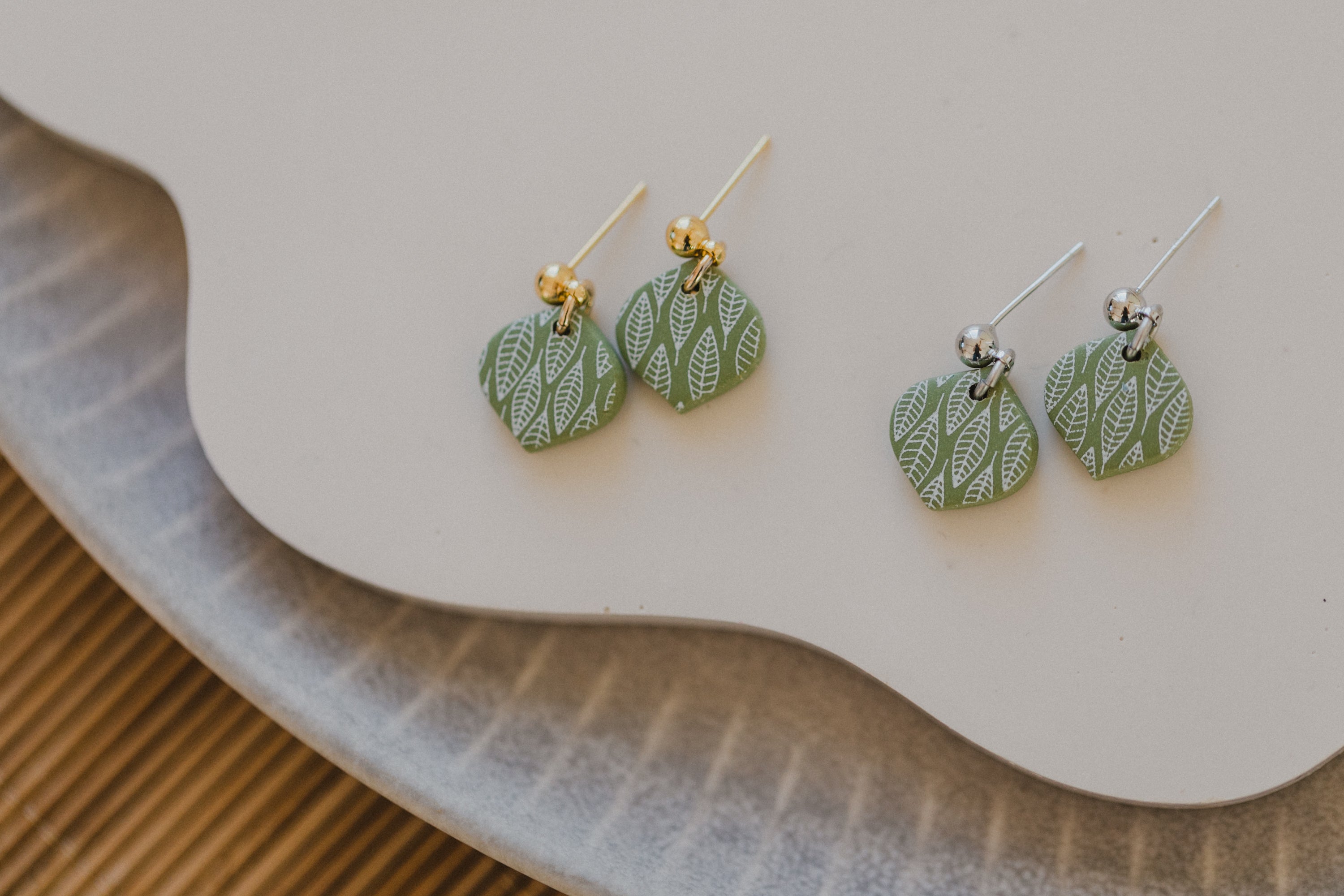 grüne Polymer Ton Ohrringe mit weißem Boho Muster