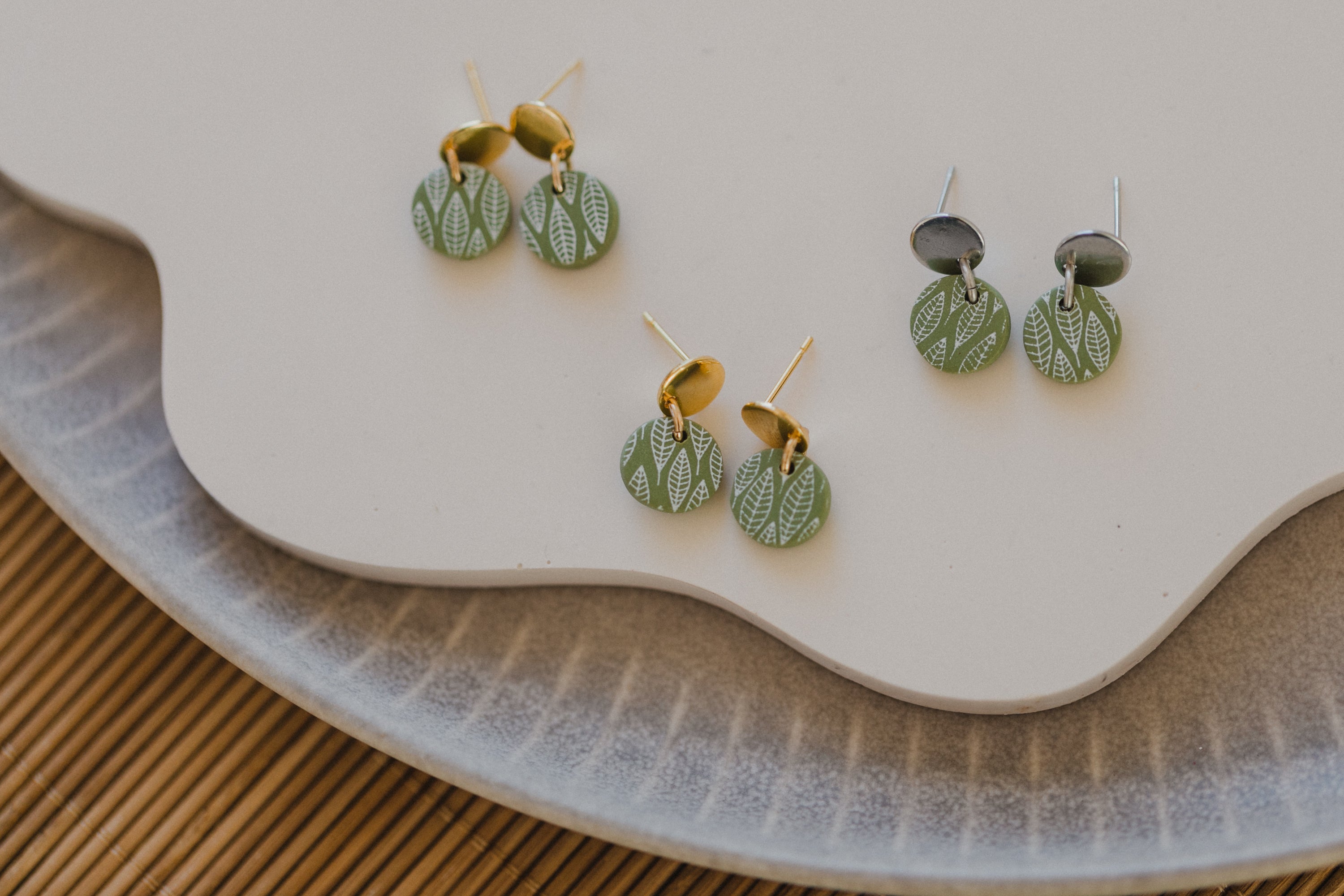 grüne Polymer Ton Ohrringe mit weißem Boho Muster