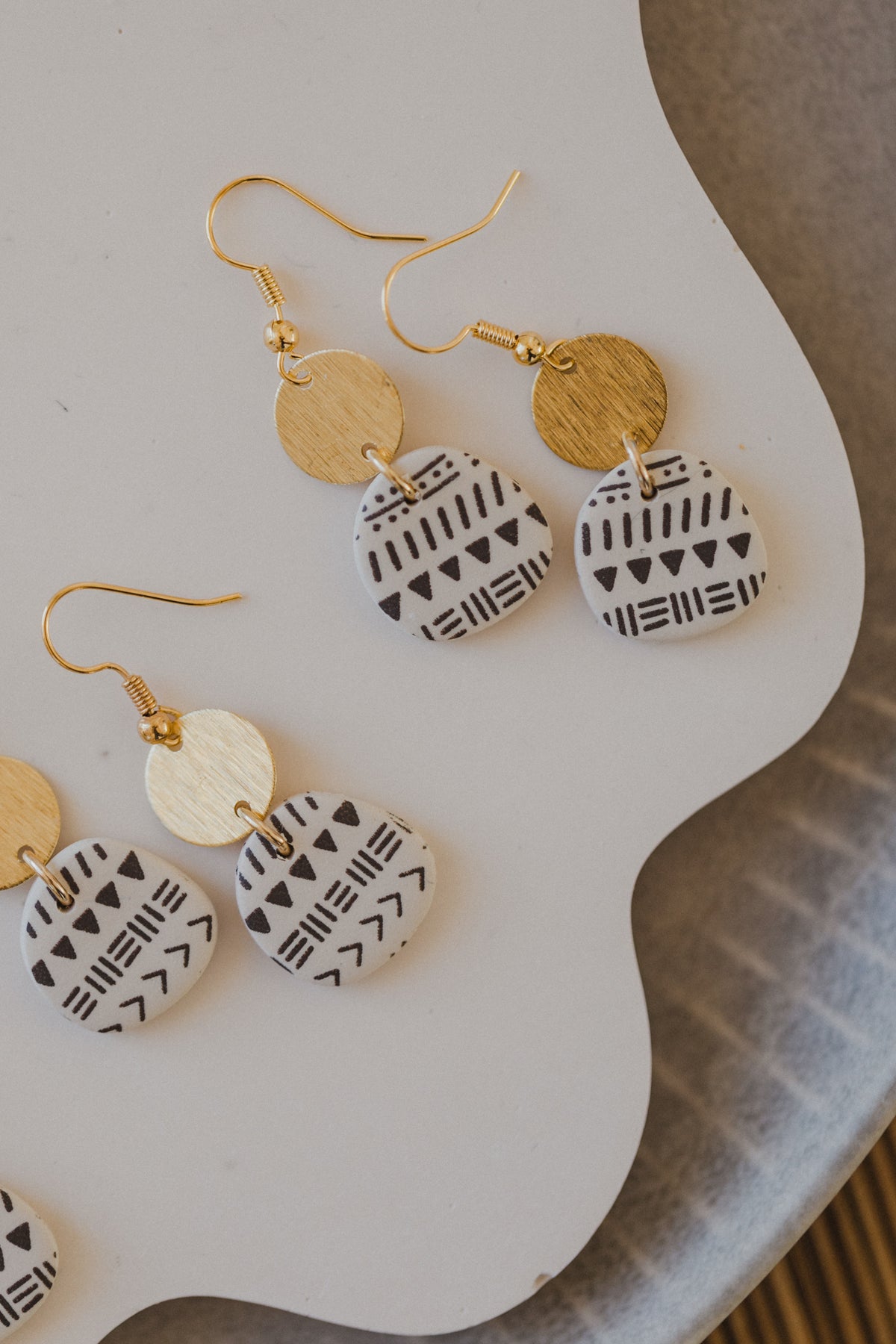 helle Polymer Ton Ohrringe mit dunklem Boho Muster
