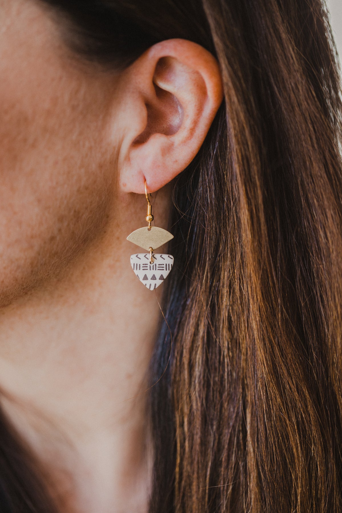 helle Polymer Ton Ohrringe mit dunklem Boho Muster