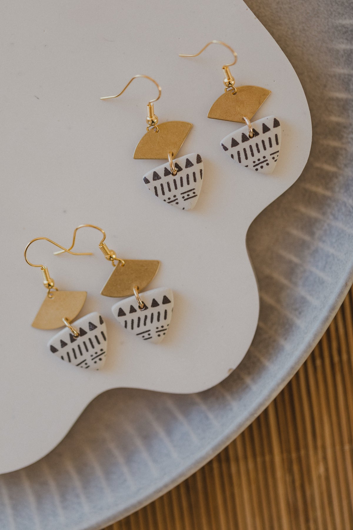 helle Polymer Ton Ohrringe mit dunklem Boho Muster