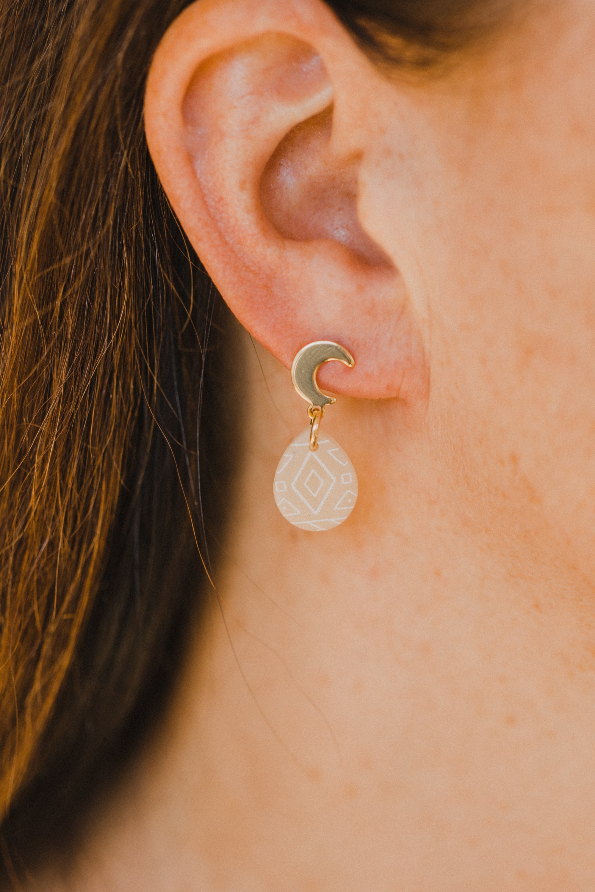 beige Polymer Ton Ohrringe mit Mond Ohrstecker