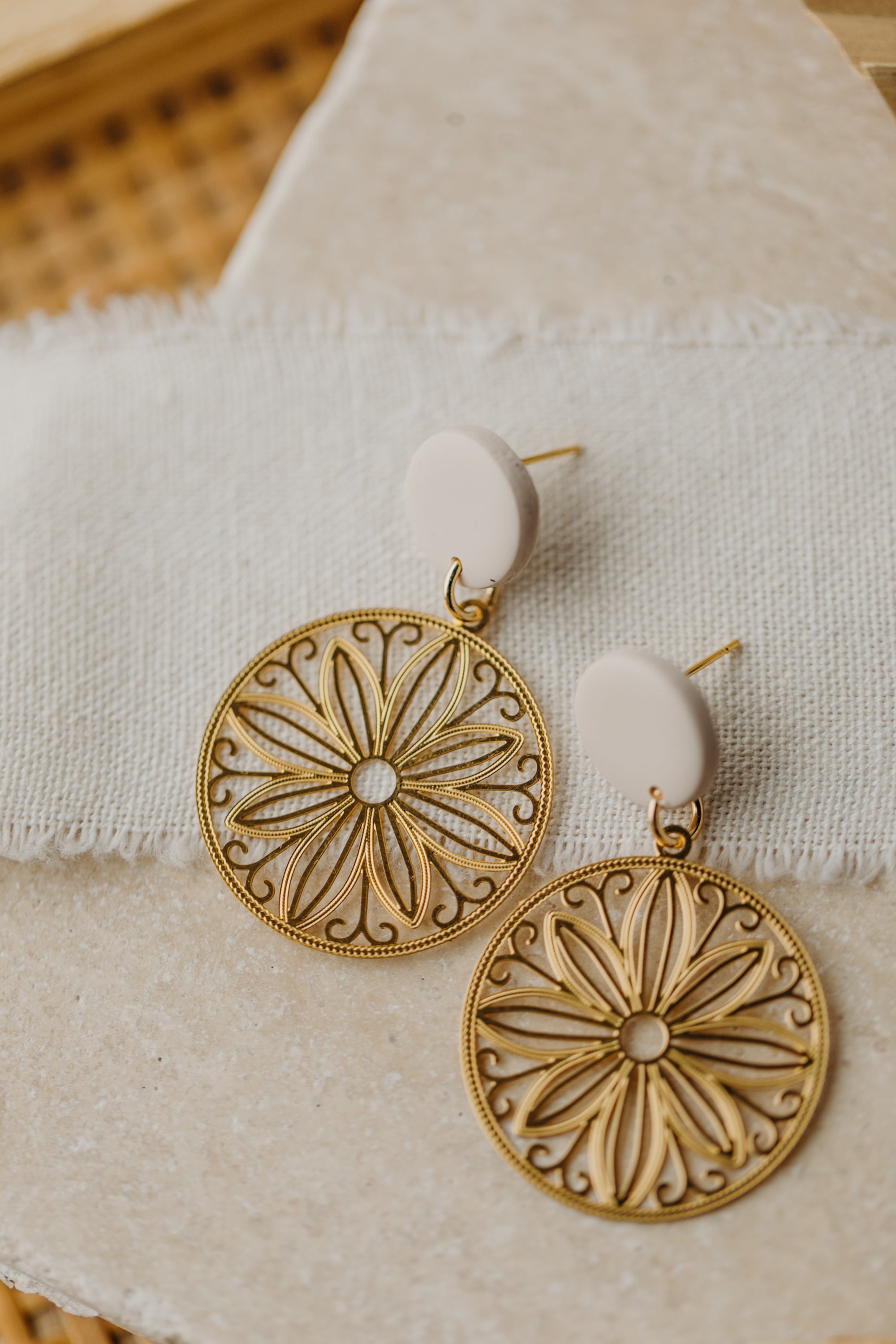 Runde Polymer Ton Ohrstecker mit Blume