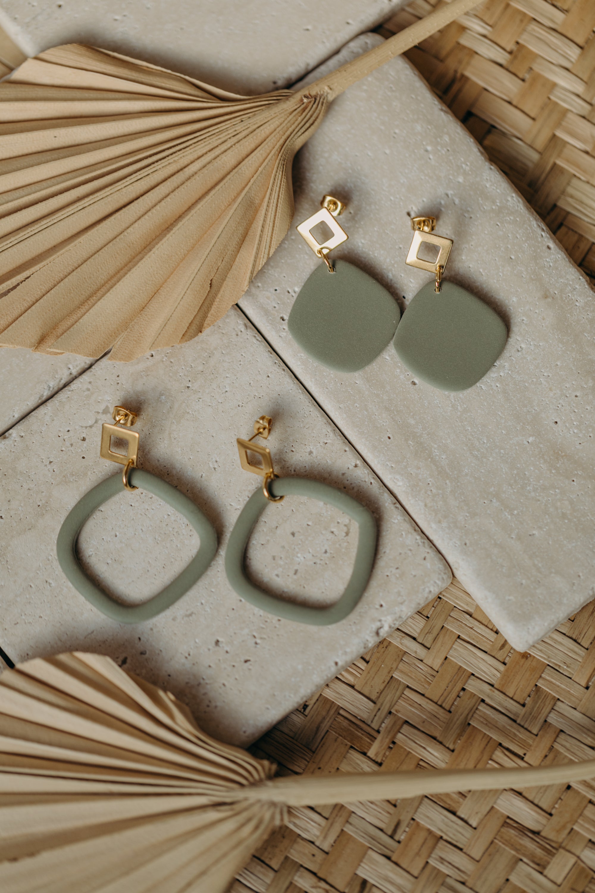 OLA - große eukalyptus grüne dünne Ohrringe aus Polymer Ton mit rechteckigem Ohrstecker