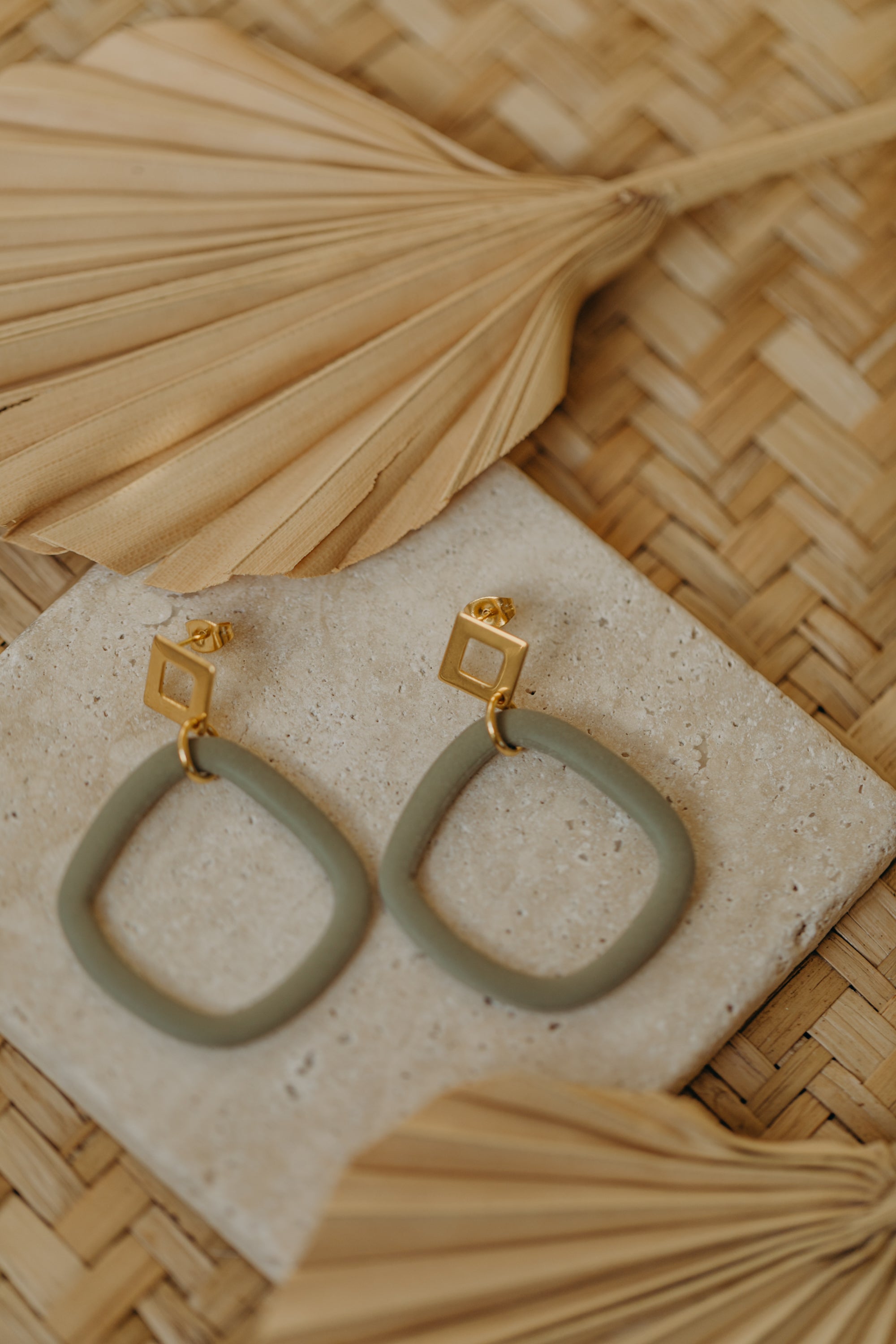 OLA - große eukalyptus grüne dünne Ohrringe aus Polymer Ton mit rechteckigem Ohrstecker